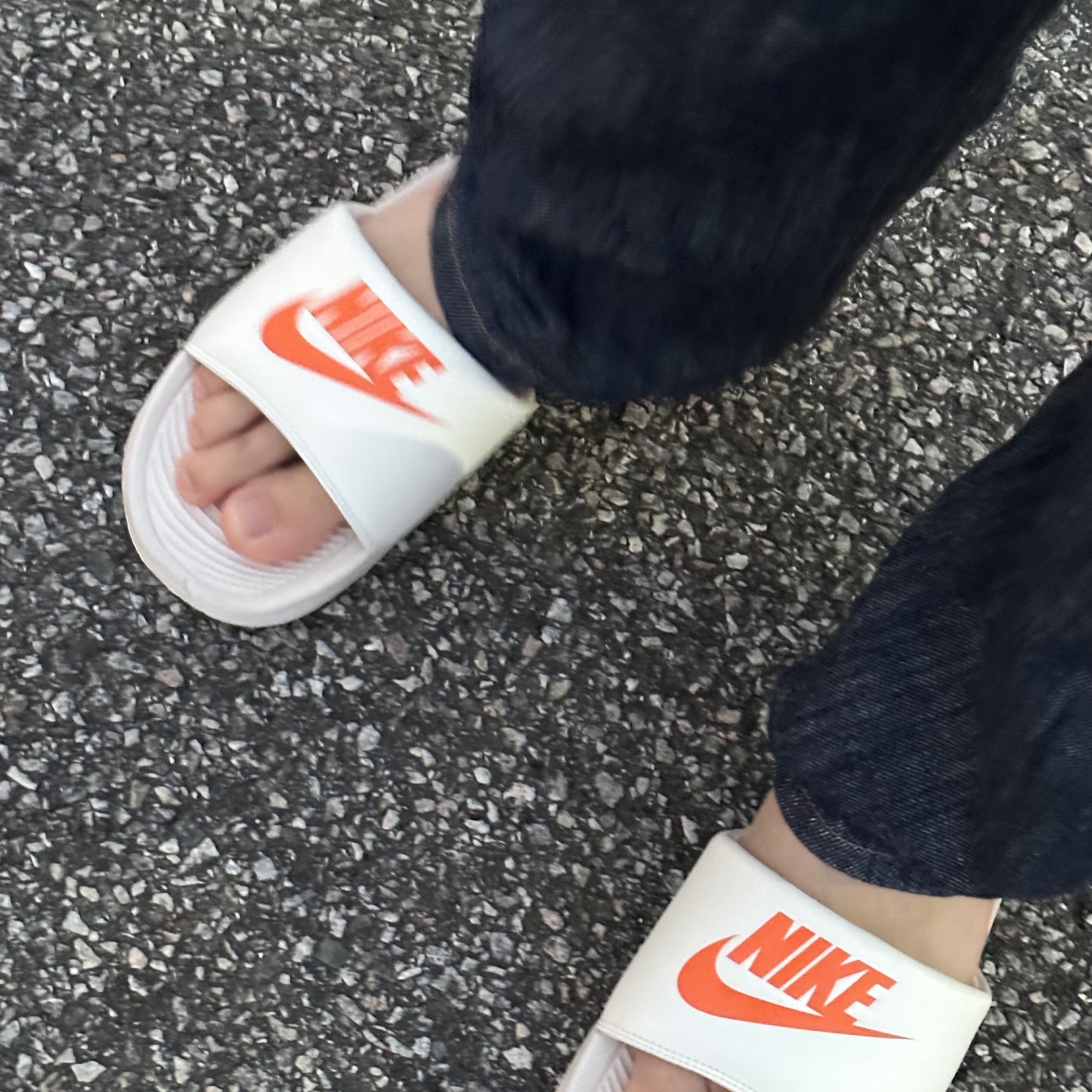 Nike Victori One Slide Sail Safety Orange 착용 스타일