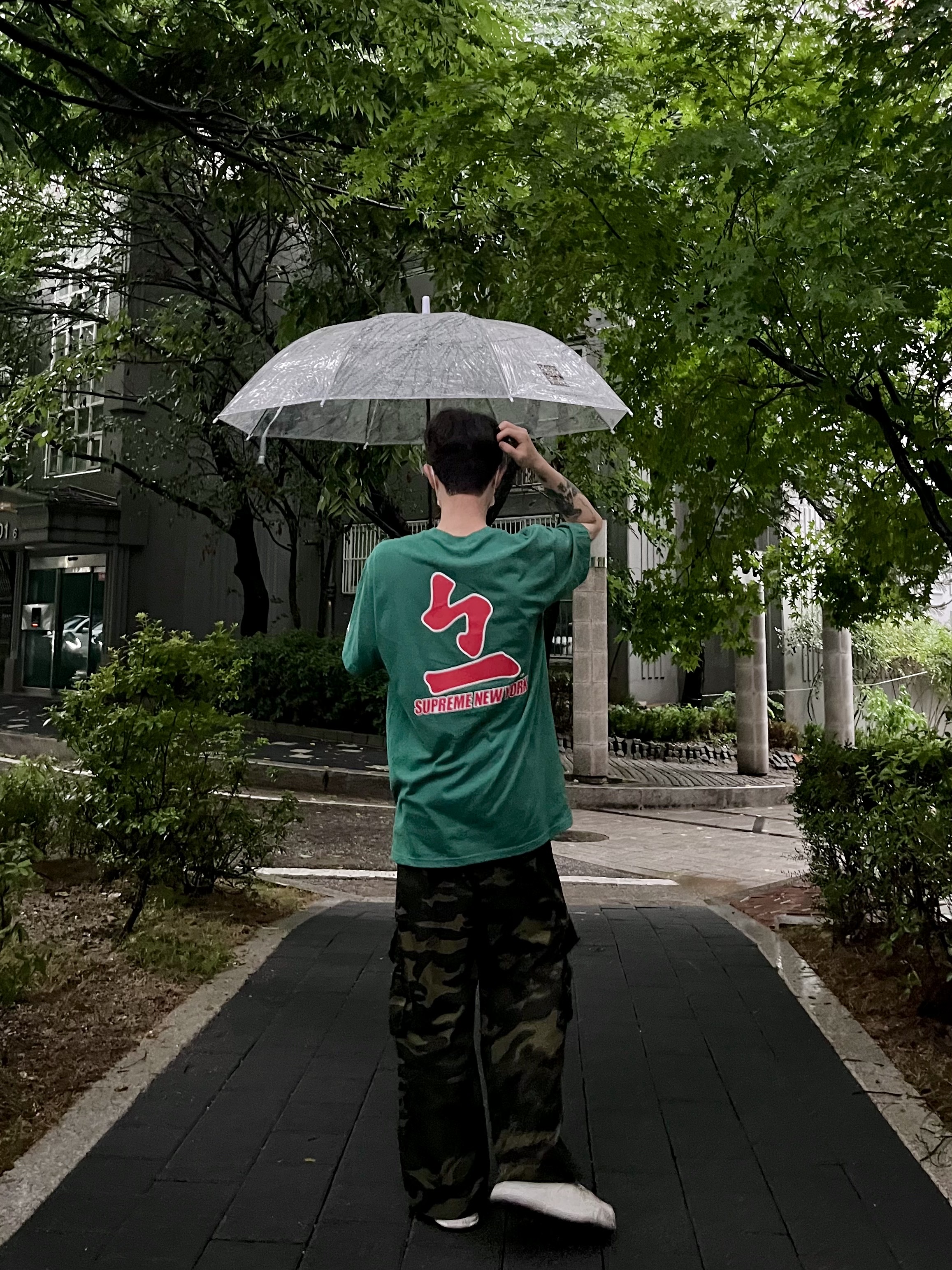 Supreme x MLB Kanji Teams T-Shirt Braves Light Pine - 22FW, Maison Mihara Yasuhiro Peterson OG Sole Canvas Low Sneakers White 착용 스타일 - 3