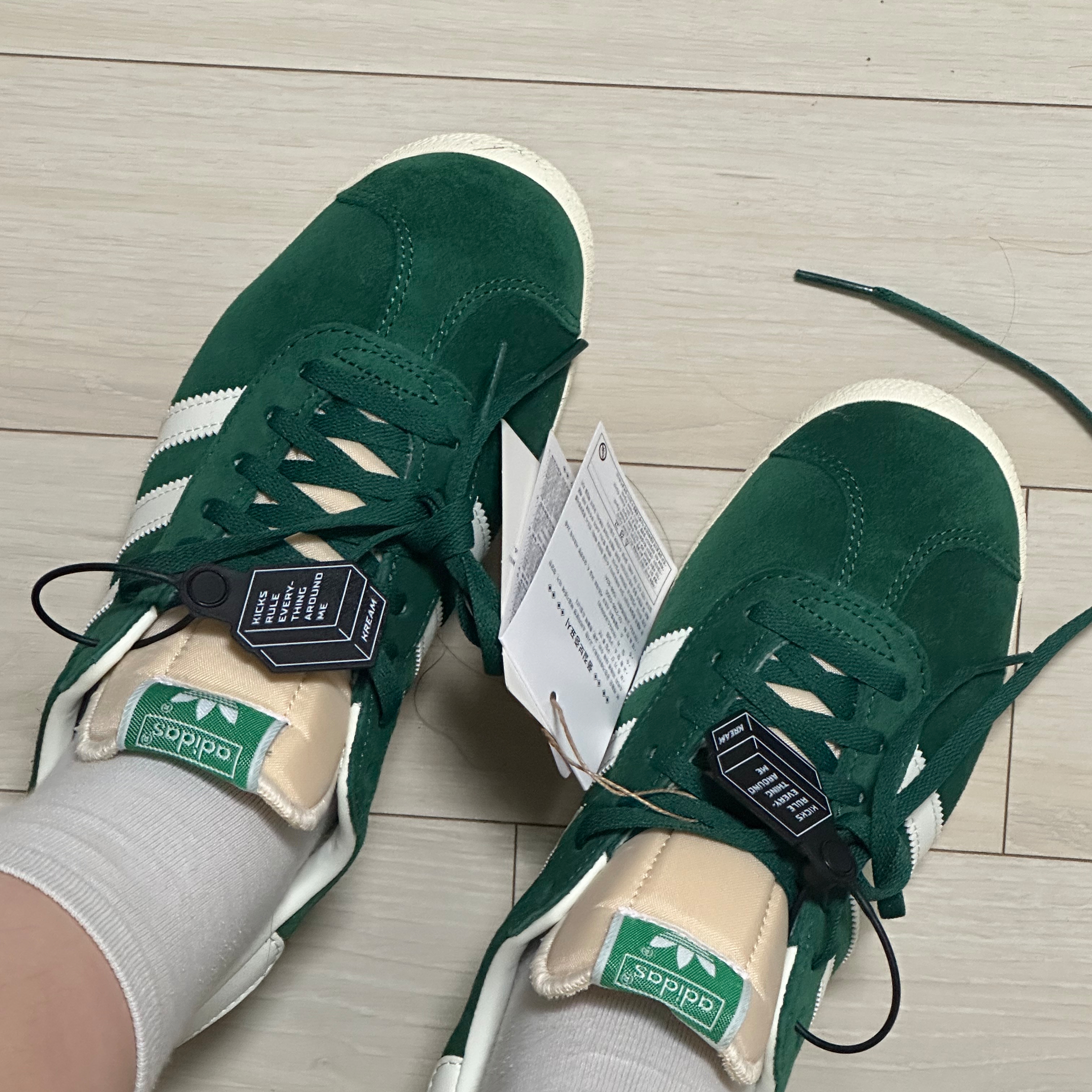Adidas Gazelle Dark Green Cream White 착용 스타일