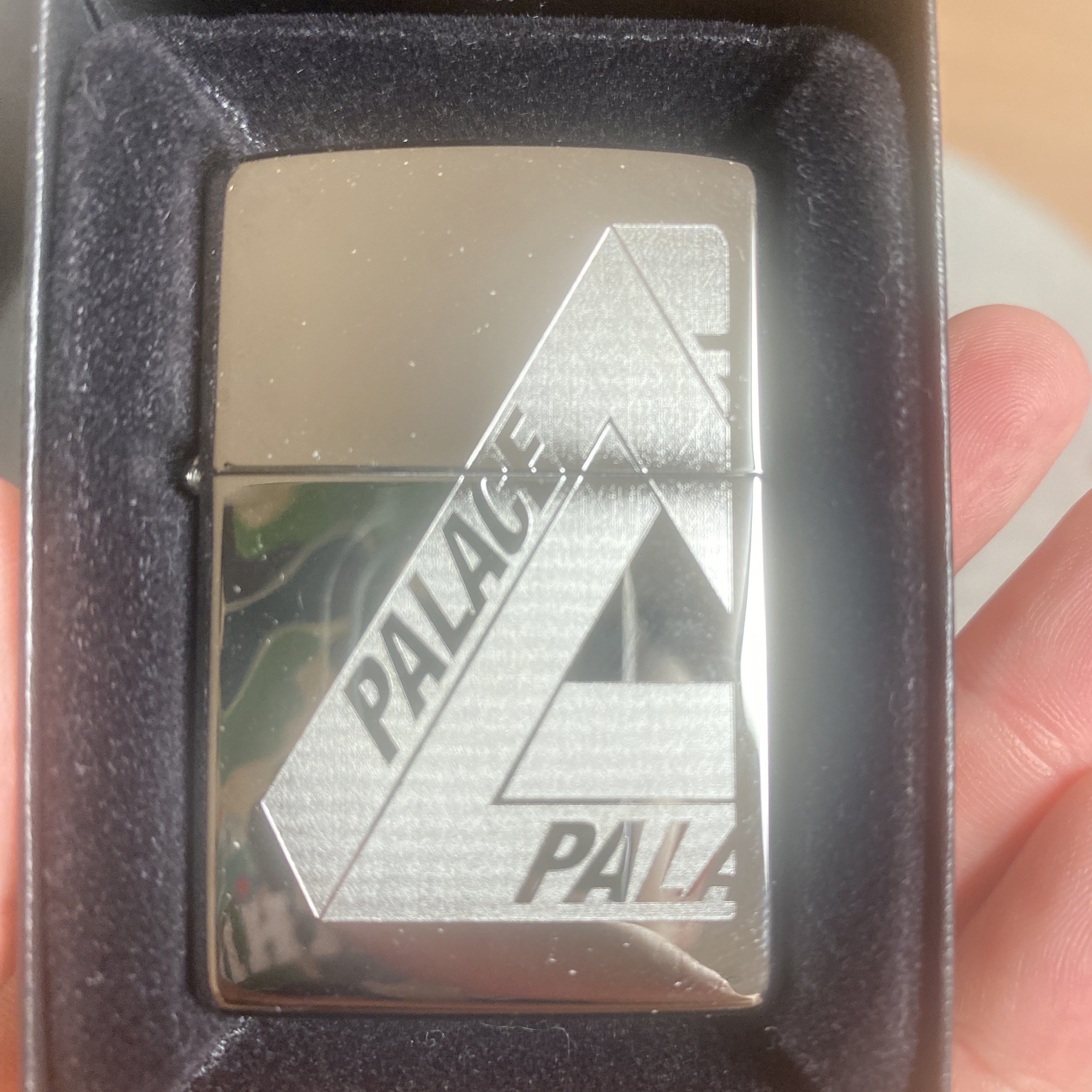 Palace Tri-Ferg Zippo Lighter High Polish Brass 착용 스타일