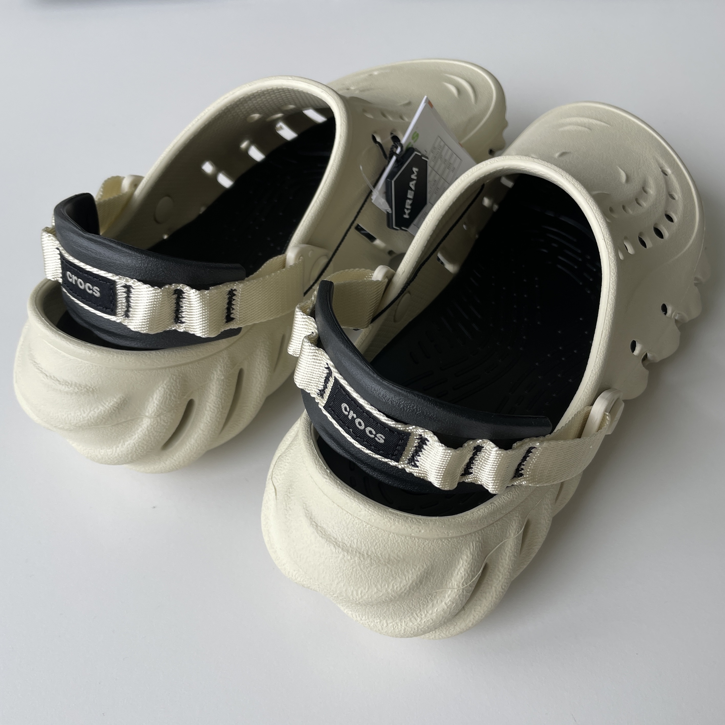 Crocs Echo Clog Bone Black 착용 스타일 - 2