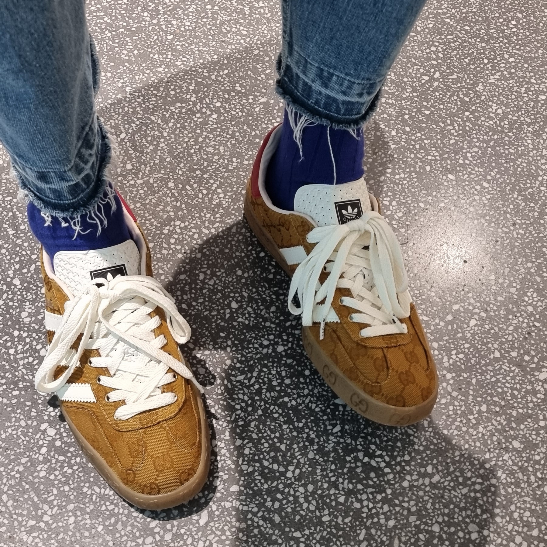 Gucci x Adidas Gazelle Sneakers Yellow White 착용 스타일 - 1