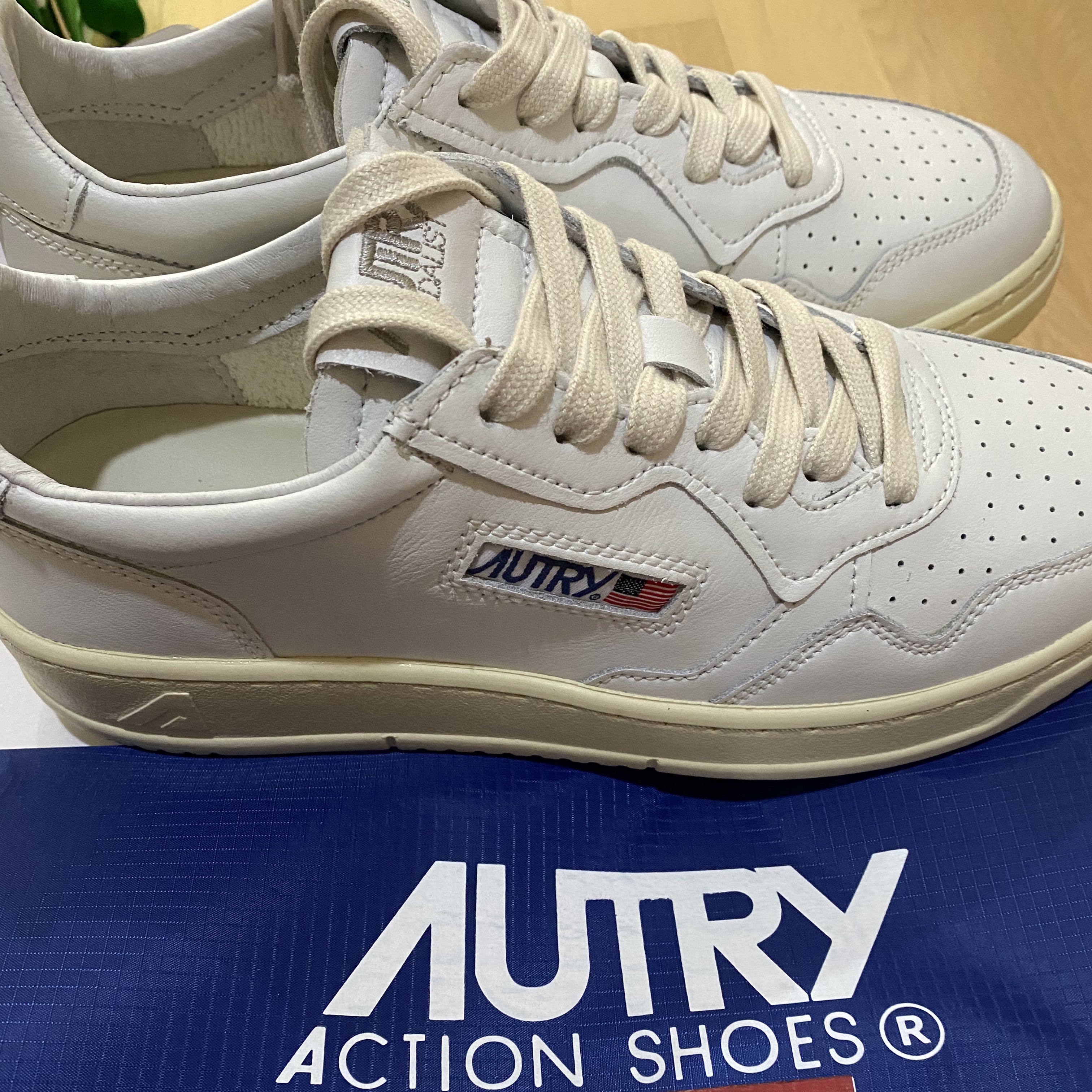 Autry Medalist Low Leather Sneakers White 착용 스타일 - 2
