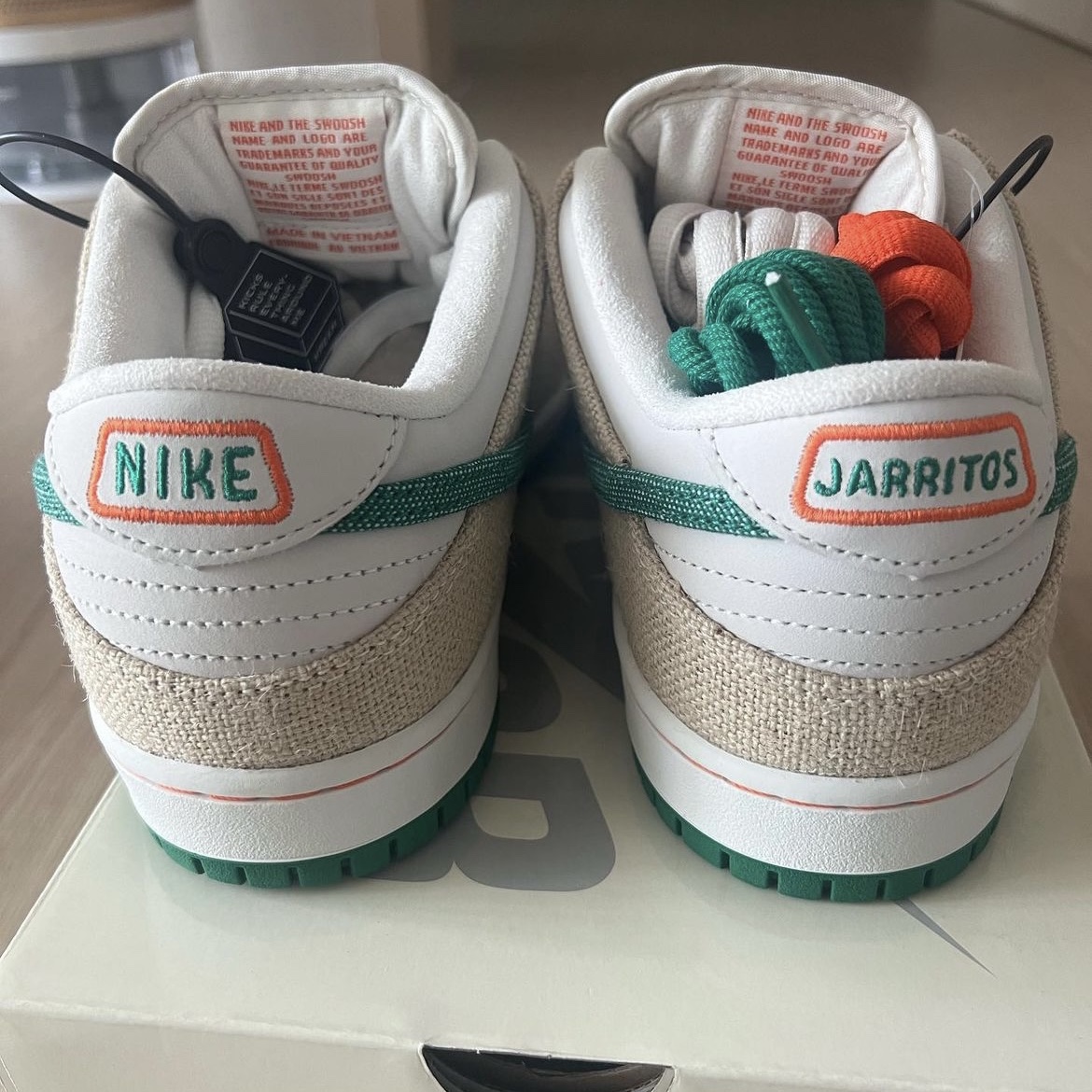 Nike x Jarritos SB Dunk Low Phantom and Malachite 착용 스타일