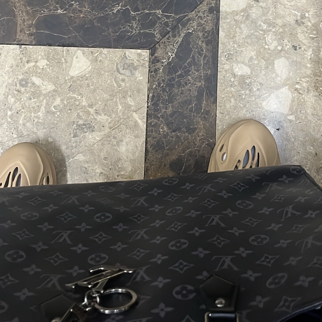 Adidas Yeezy Foam RNNR Ochre, Louis Vuitton Grand Sac Monogram Eclipse 착용 스타일