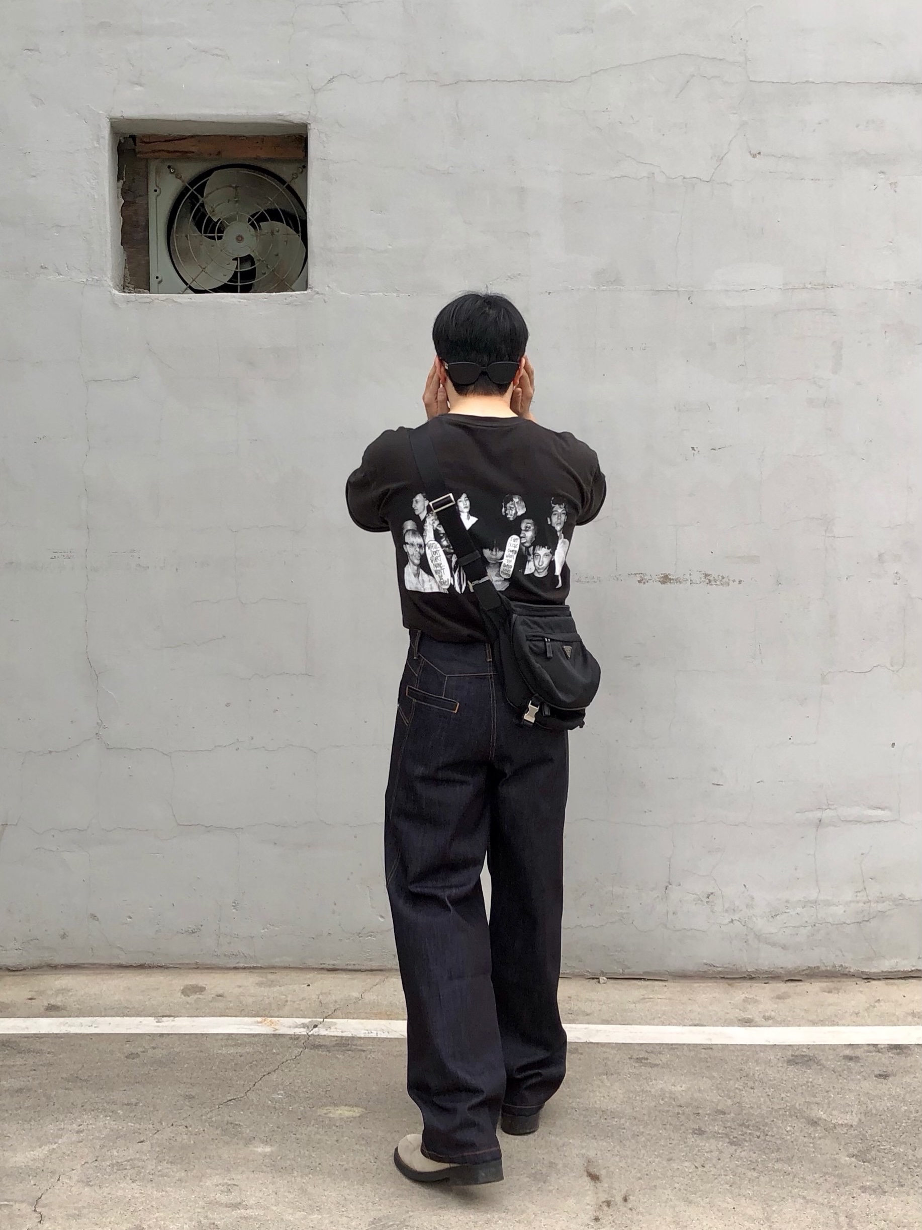 Stussy x Martine Rose Collage Pigment Dyed T-Shirt Black, Prada Re-Nylon and Saffiano Leather Shoulder Bag Black 착용 스타일 - 1