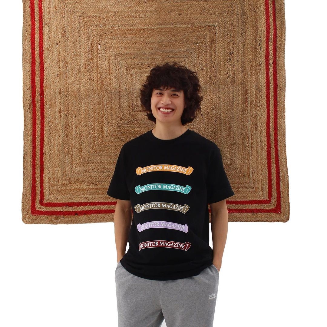 Safarispot Flag Magazine Tee Black, Safarispot Women 1/2 Flag Magazine Tee Black 착용 스타일 - 2
