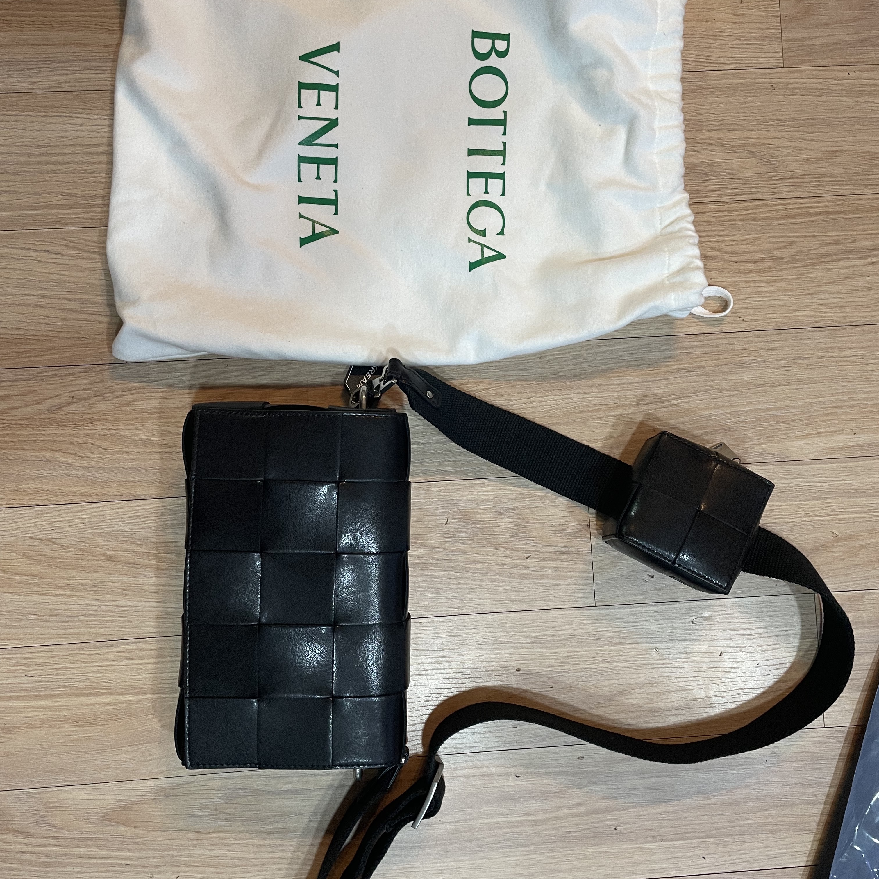 Bottega Veneta Cassettte with Versatile Strap Black 착용 스타일