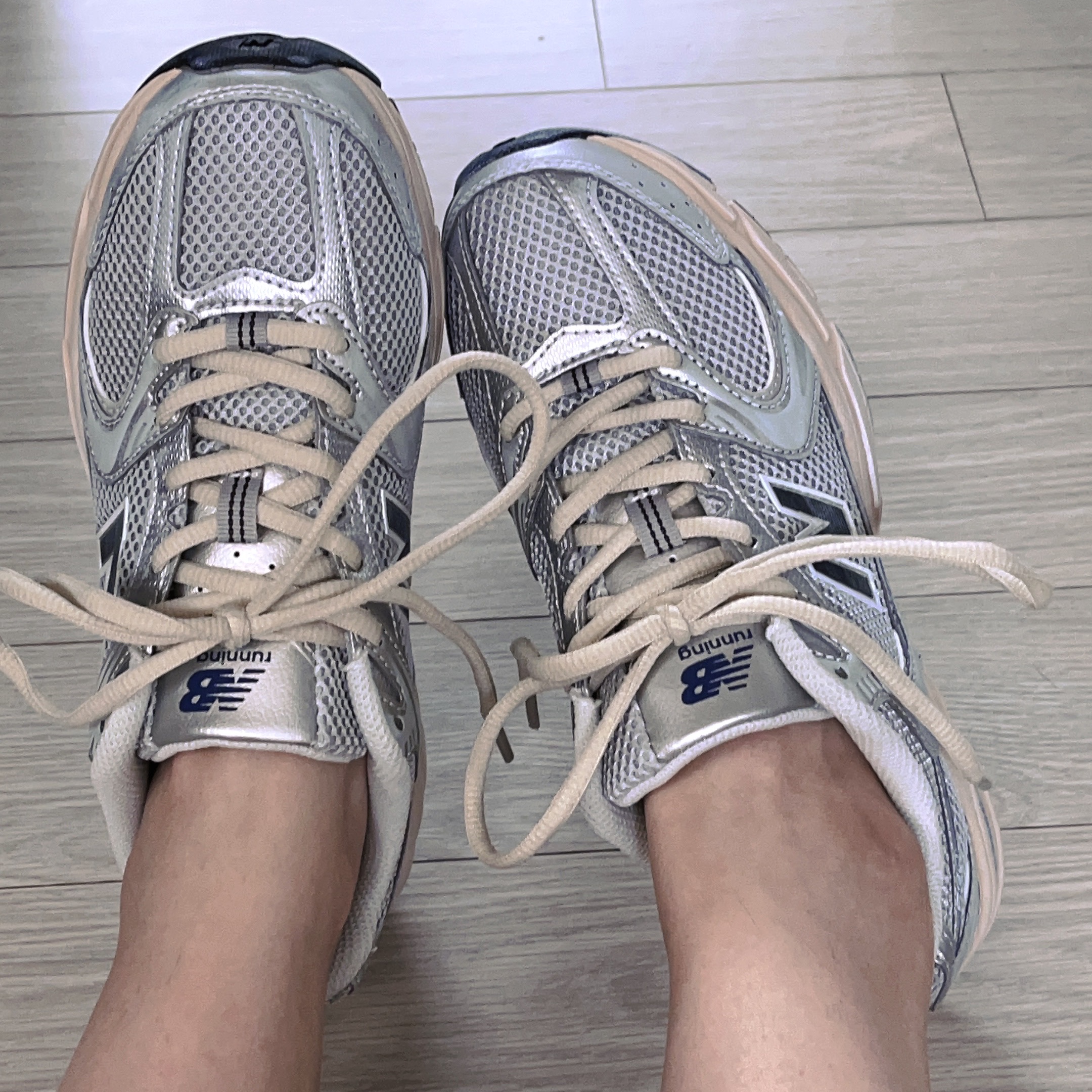 New Balance 530 Vintage Metallic Silver 착용 스타일 - 1