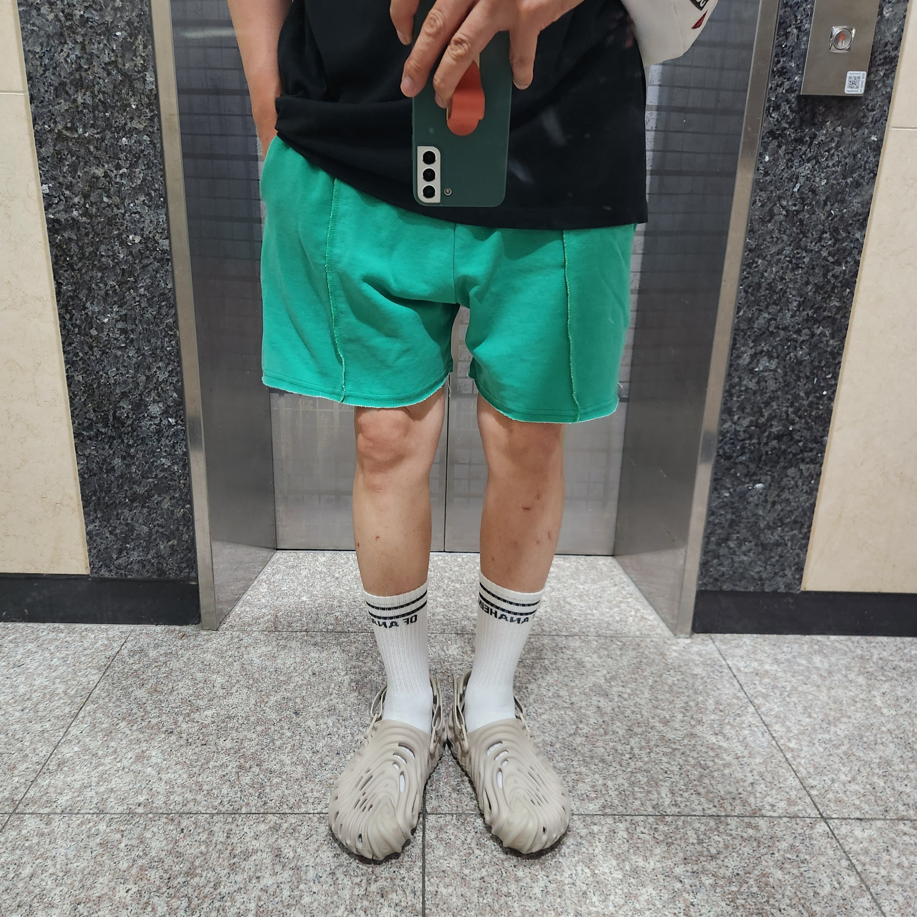 Crocs x Salehe Bembury Pollex Clog Horchata 착용 스타일 - 1
