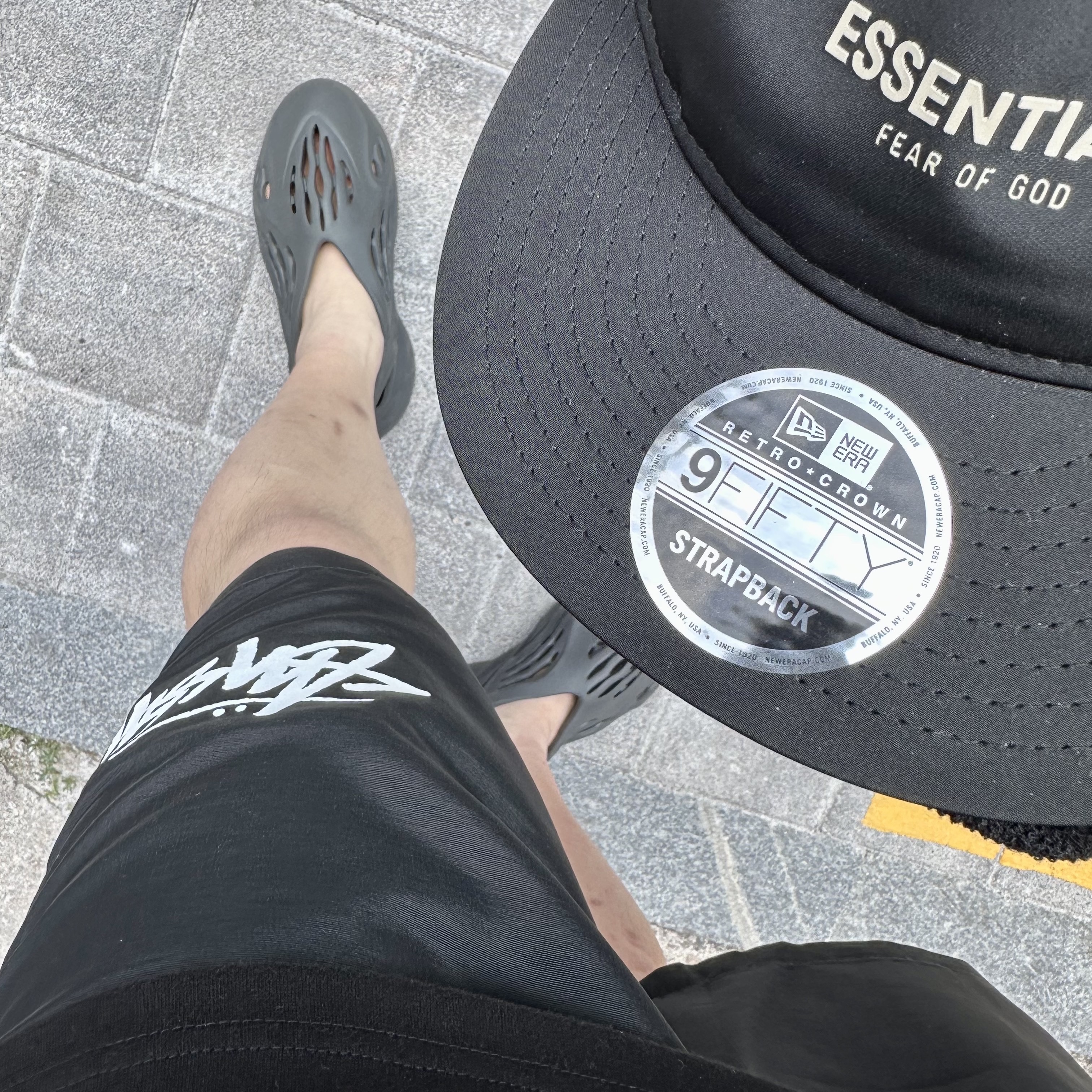 Adidas Yeezy Foam RNNR Onyx, Stussy Fuzzy Dice T-Shirt Black 착용 스타일