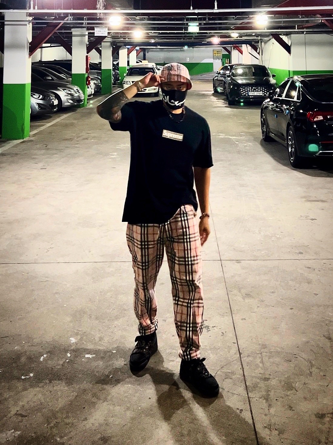 Supreme x Burberry Crusher Pink - 22SS, Supreme x Burberry Regular Jean Pink - 22SS 착용 스타일 - 5
