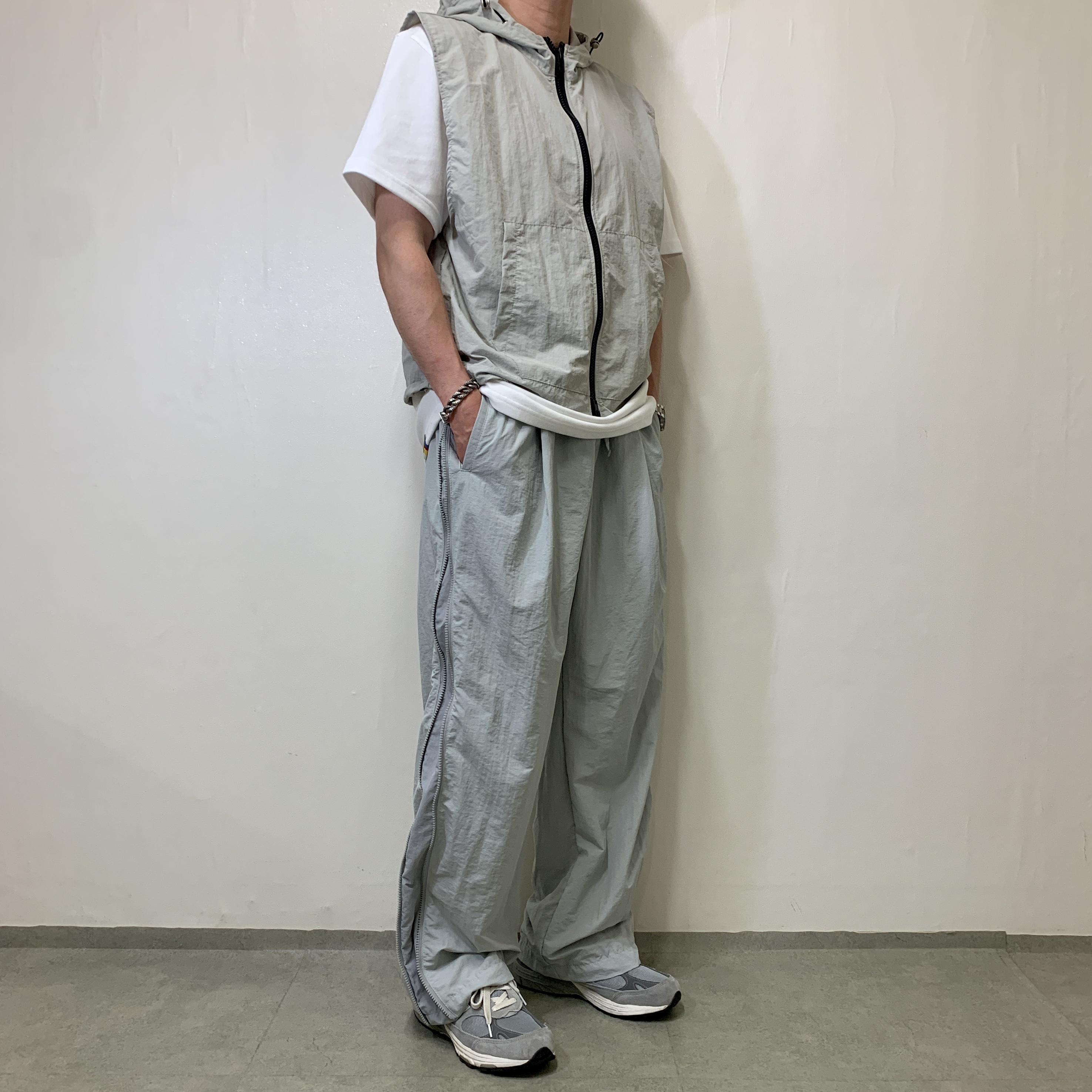 IAB Studio 10th Anniversary T-Shirts Pack White & Black (2 Pack), IAB Studio 10th Anniversary T-Shirt White 착용 스타일 - 1