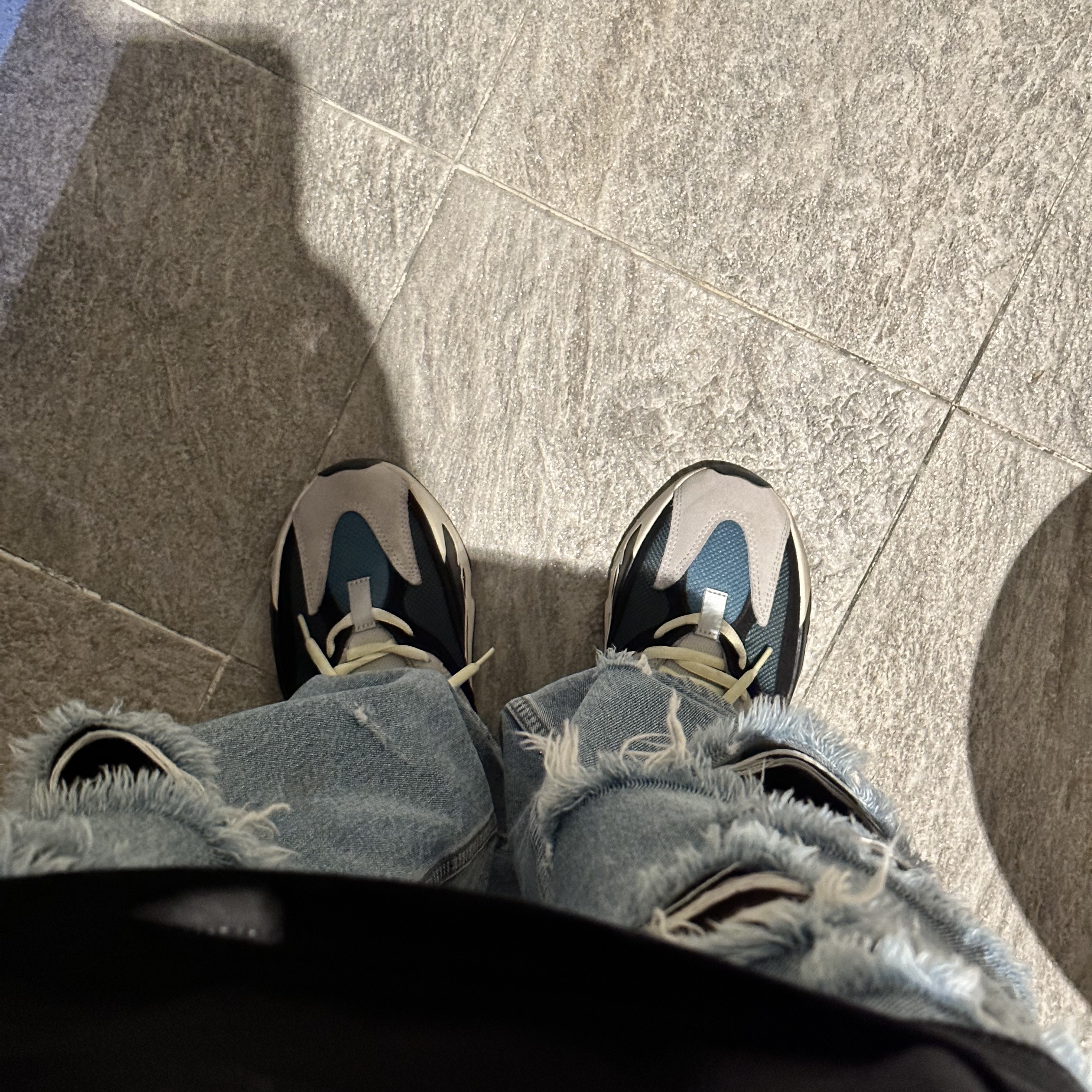Stussy Shattered T-Shirt Black, Adidas Yeezy Boost 700 Wave Runner Solid Grey 2017/2019 착용 스타일 - 2