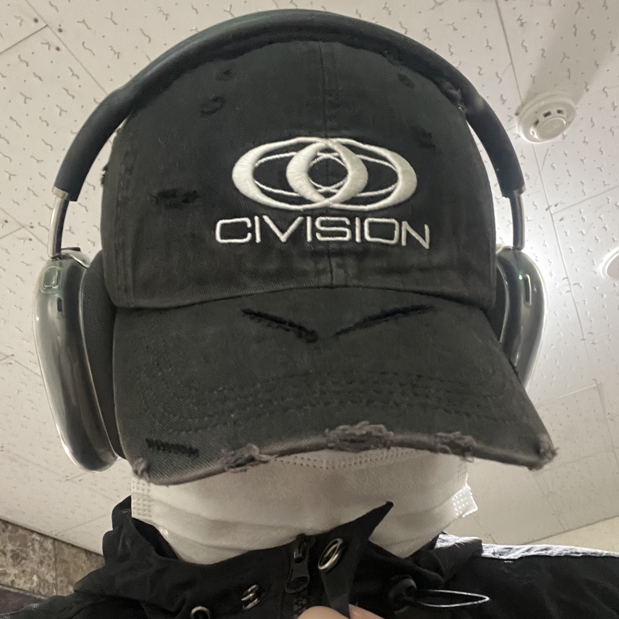 Civision by CSC Vison Destroyed Cap Washed Black, Apple AirPods Max Lightning Space Gray (Korean Ver.) 착용 스타일