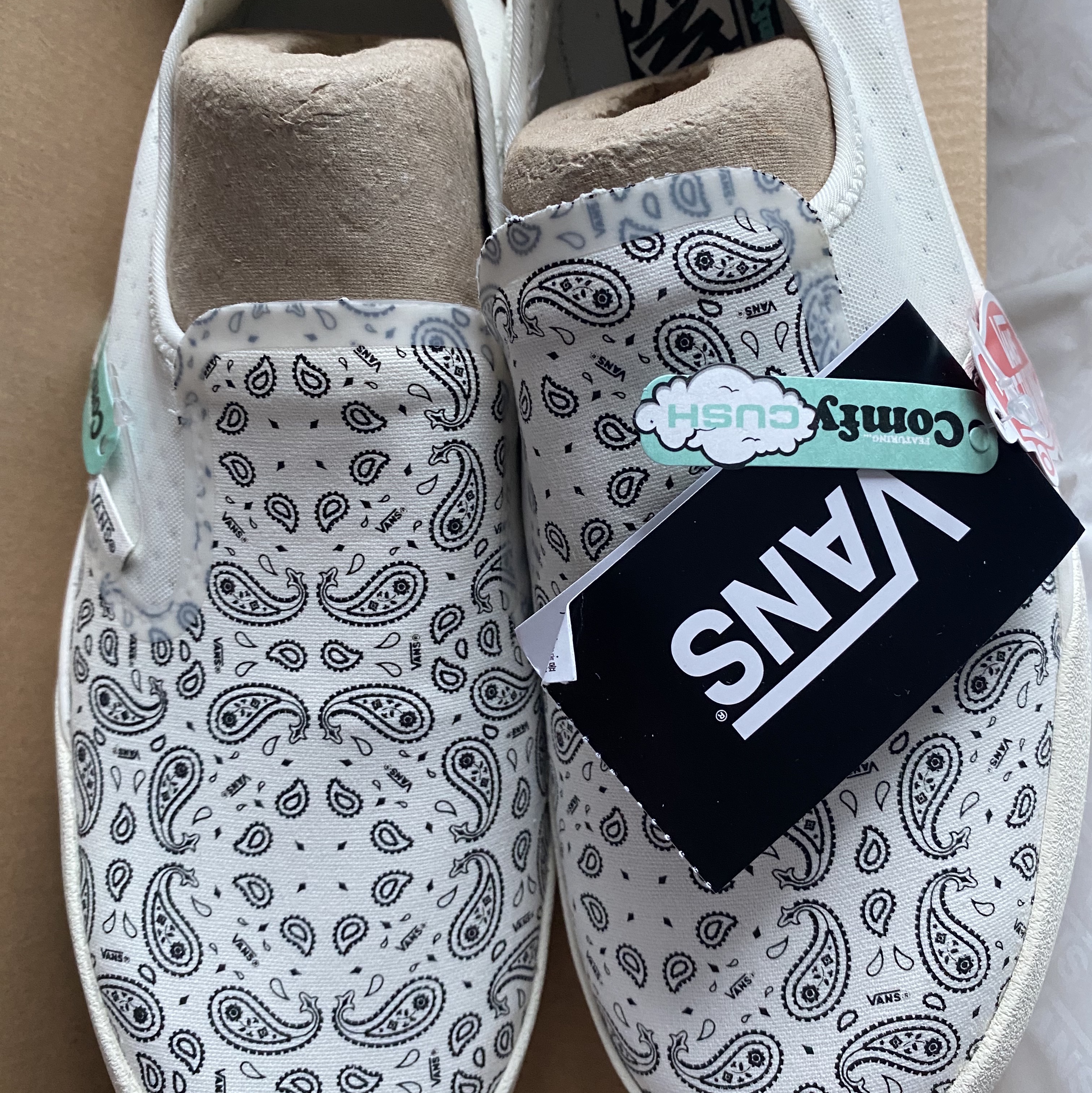 Vans ComfyCush One Bandana Marshmallow White 착용 스타일