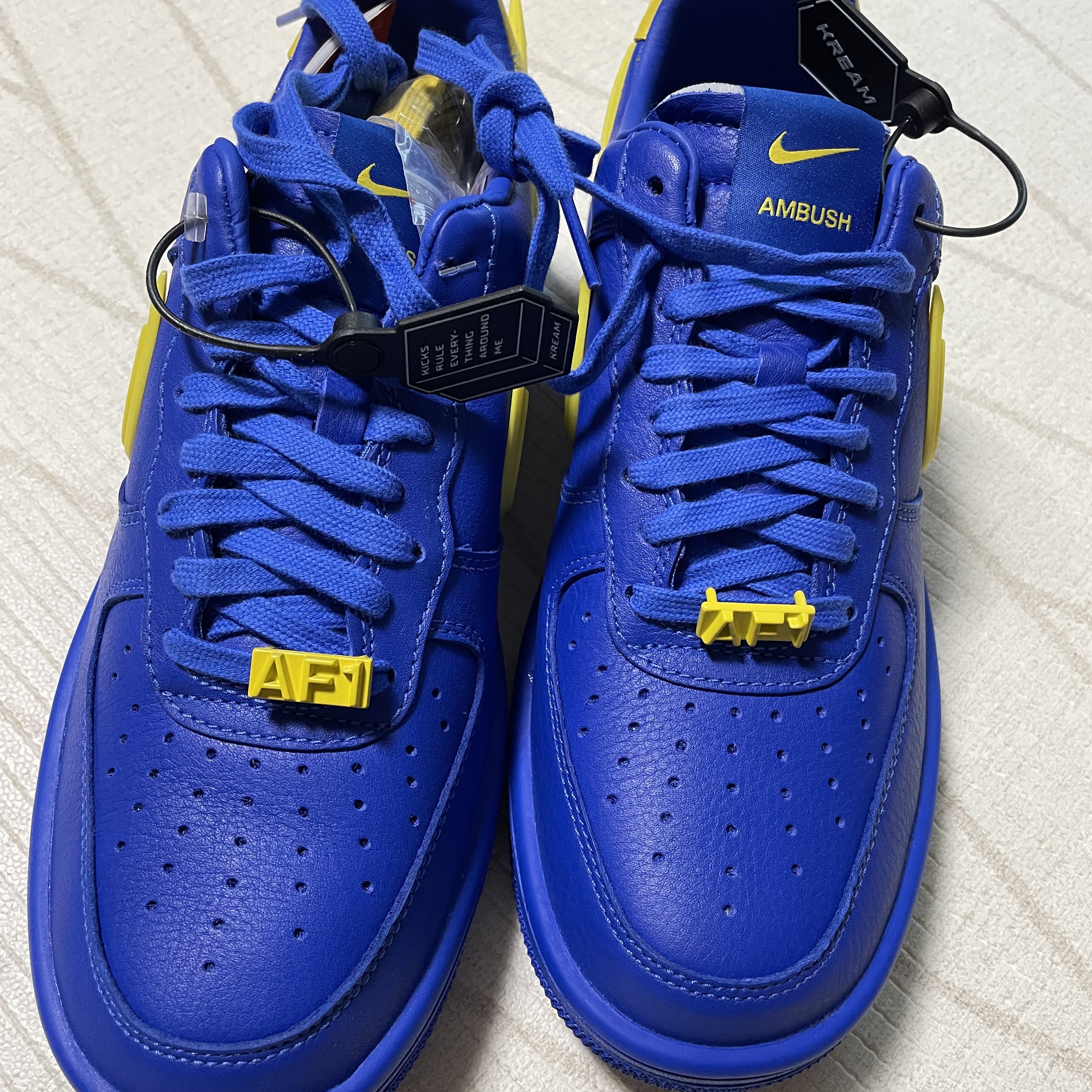 Nike x Ambush Air Force 1 Low SP Game Royal and Vivid Sulfur 착용 스타일 - 2