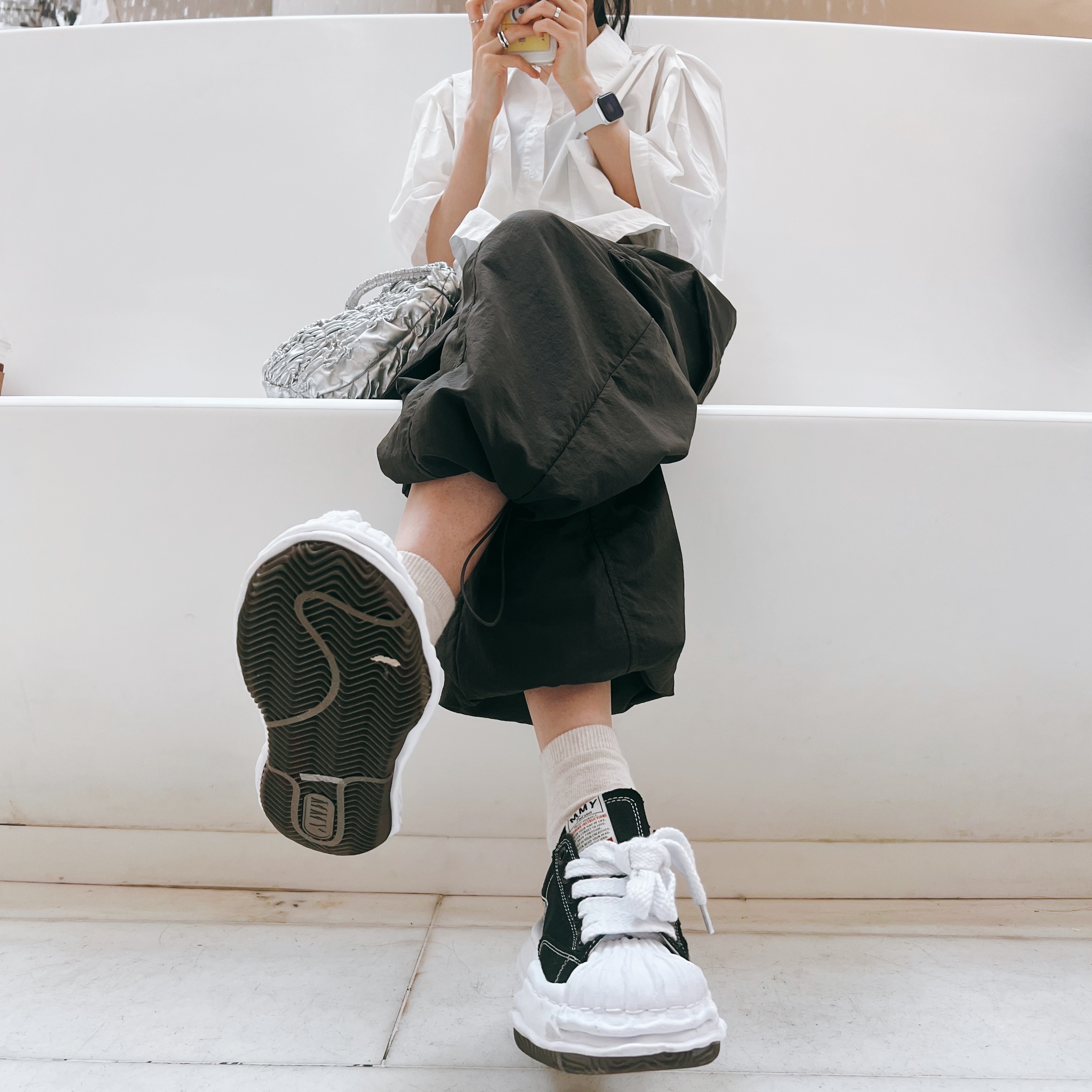 Maison Mihara Yasuhiro Blakey OG Sole Canvas Low-top Sneakers Black White 착용 스타일 - 2