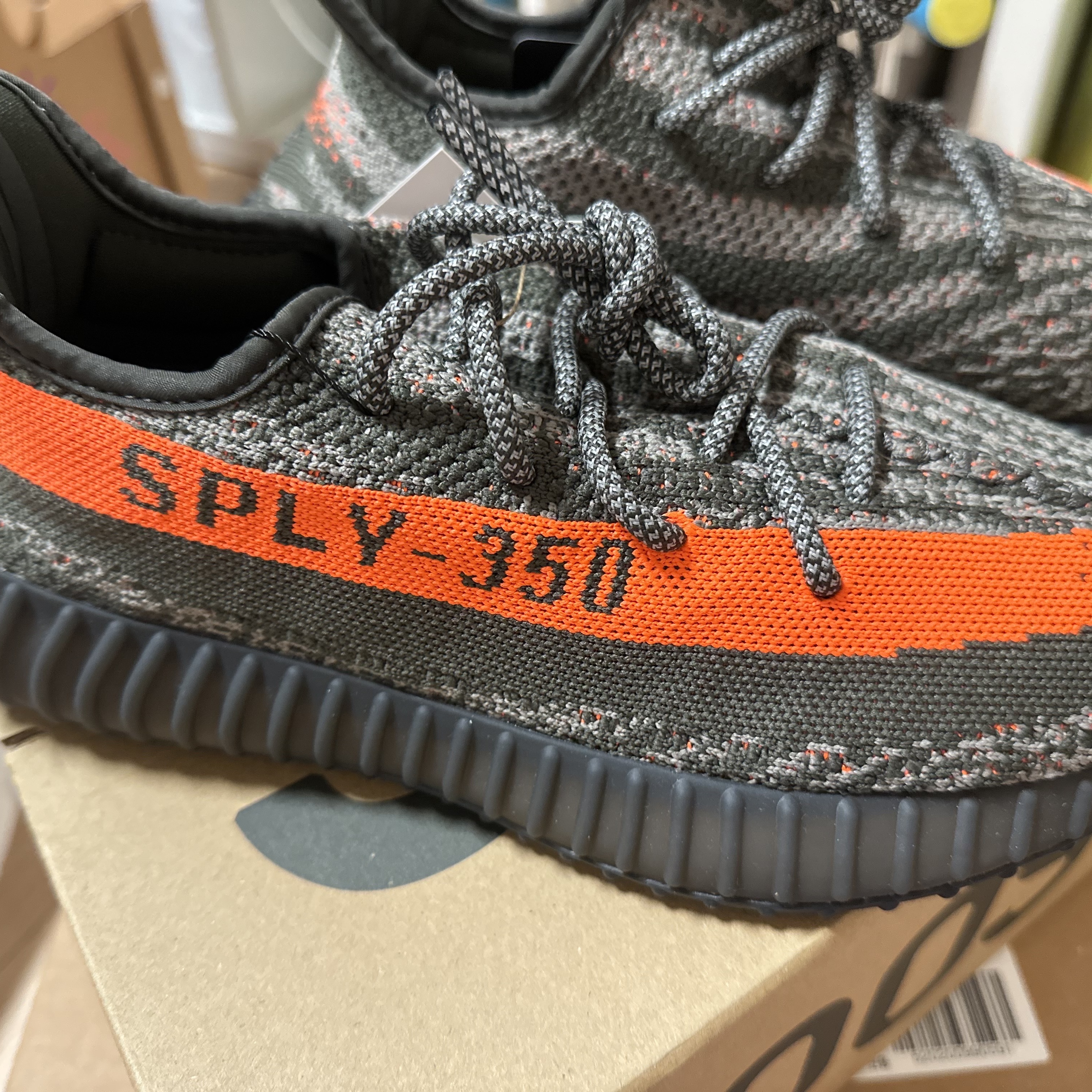 Adidas Yeezy Boost 350 V2 Carbon Beluga 착용 스타일 - 1