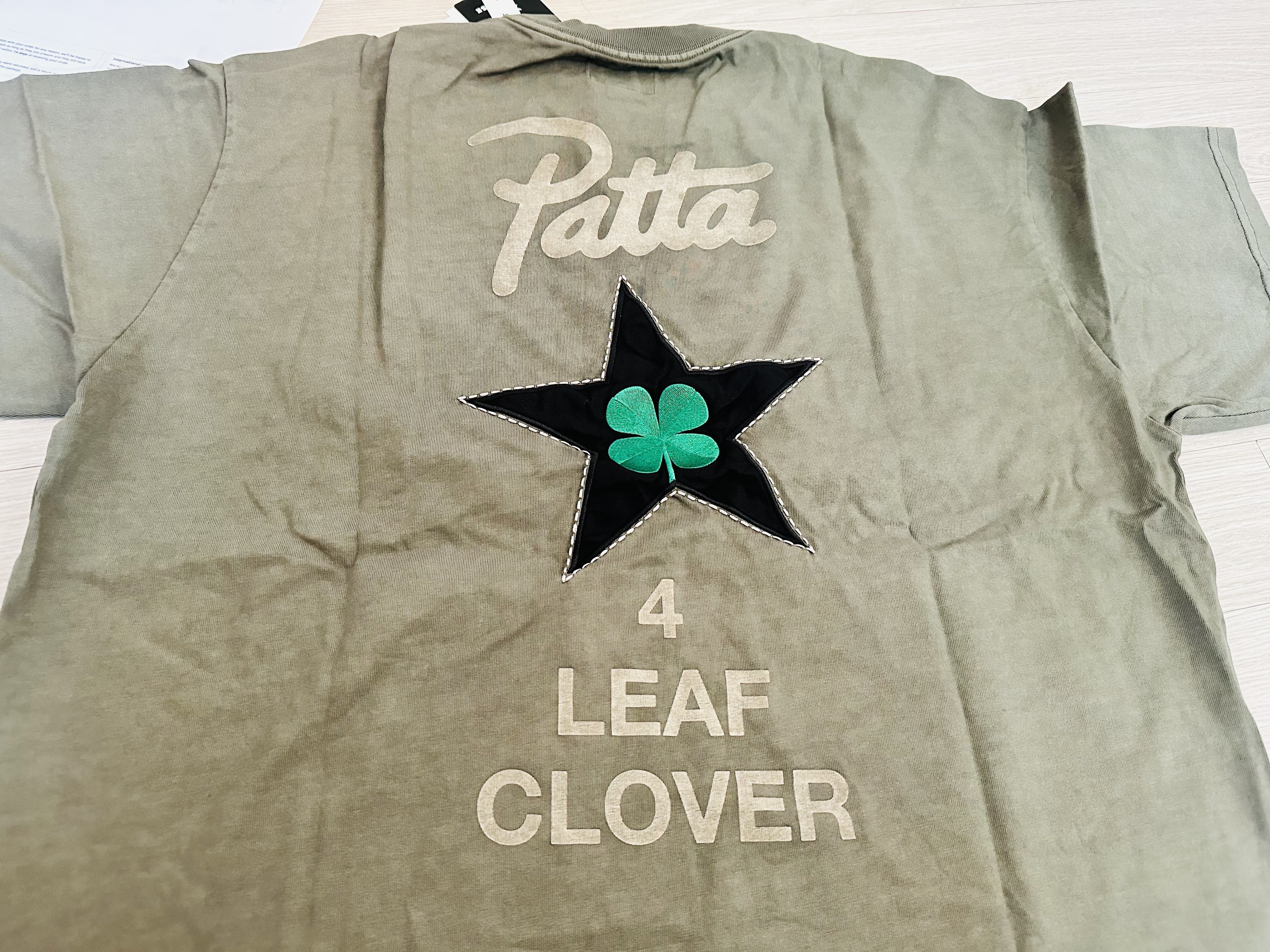 Converse x Patta Four Leaf Clover Short Sleeve T-Shirt Burnt Olive 착용 스타일