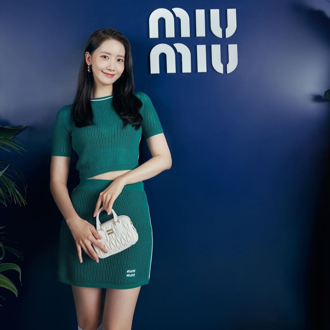Miu Miu Matelasse Nappa Leather Top Handle Bag White 착용 스타일 - 1
