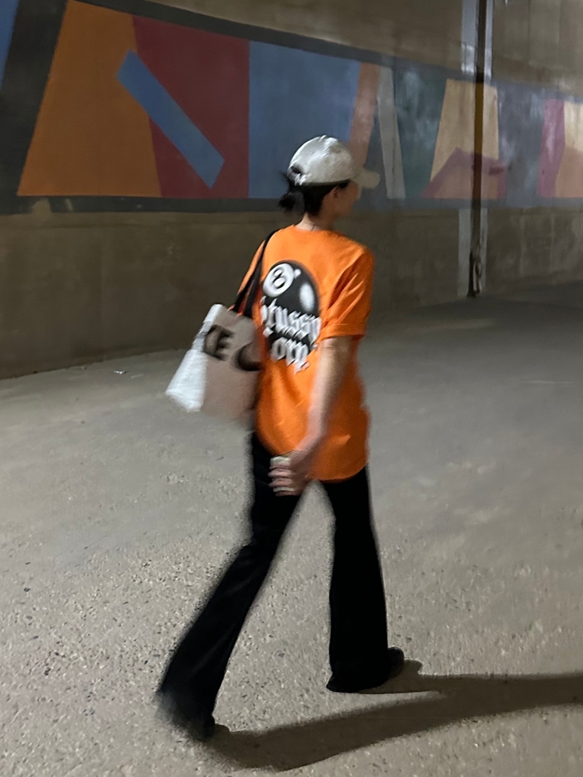 Stussy 8 Ball Corp T-Shirt Coral 착용 스타일 - 1