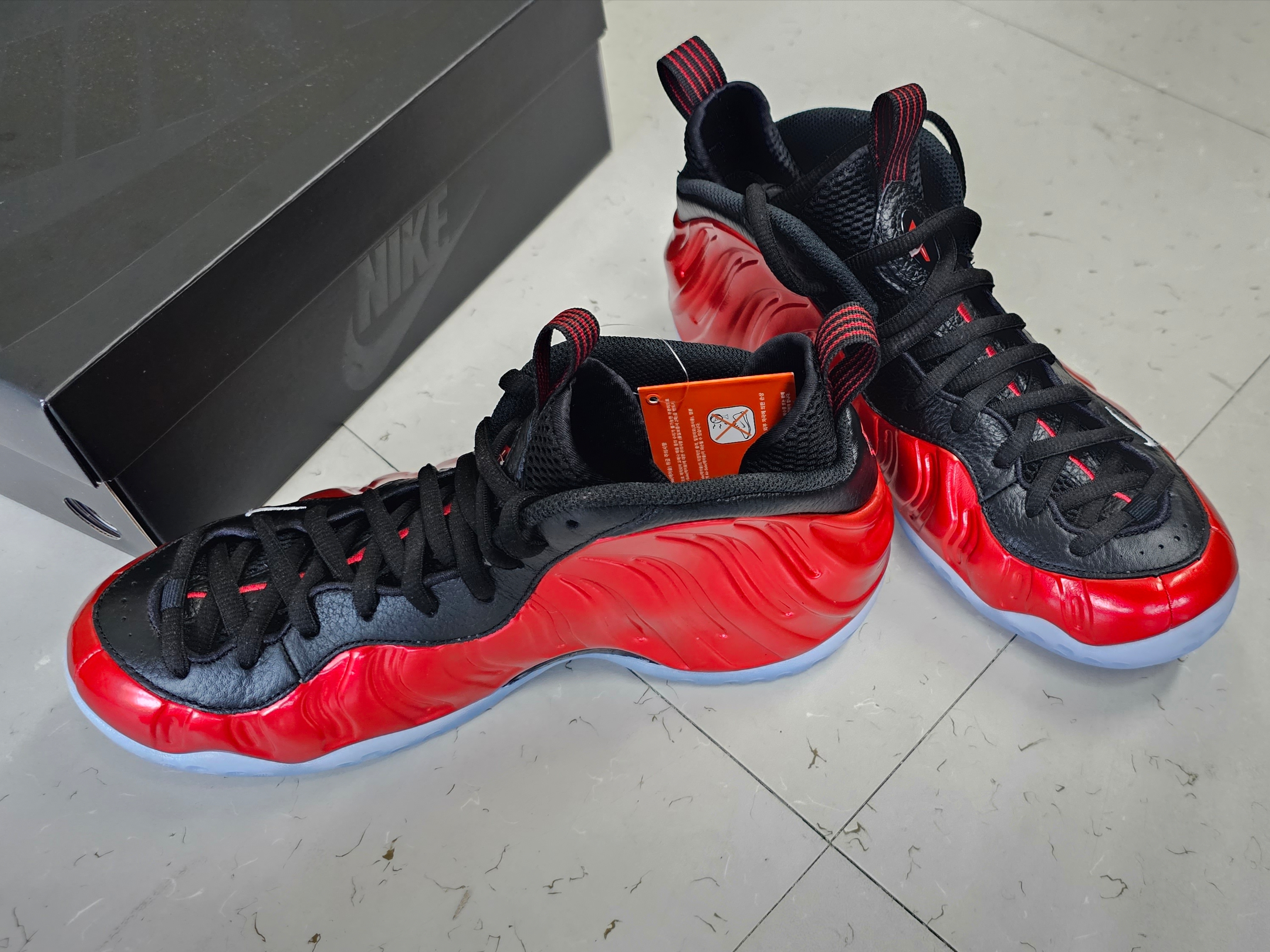 Nike Air Foamposite One Metallic Red, Nike Air Force 1 B Silver Snake 착용 스타일 - 2