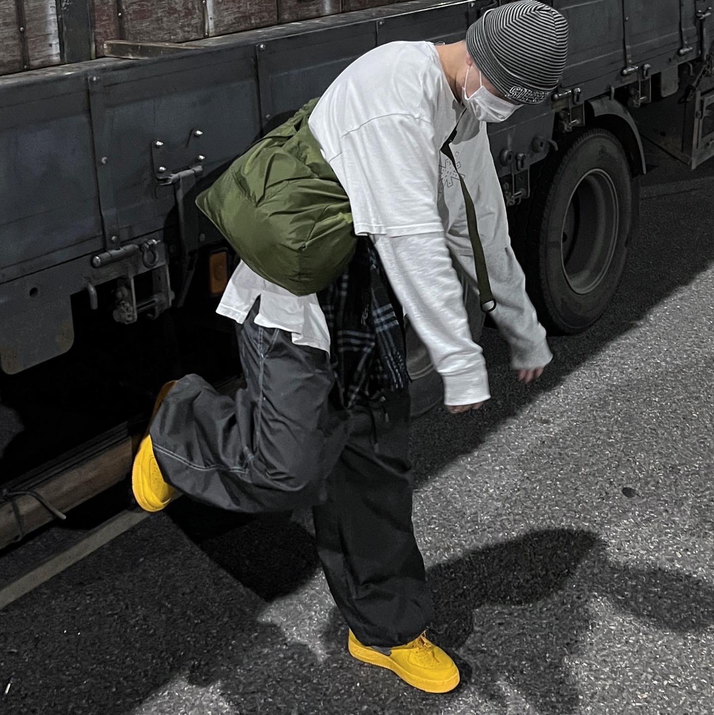 Nike x Off-White Air Force 1 '07 University Gold, Supreme Rainbow Stripe Beanie Black - 21FW 착용 스타일