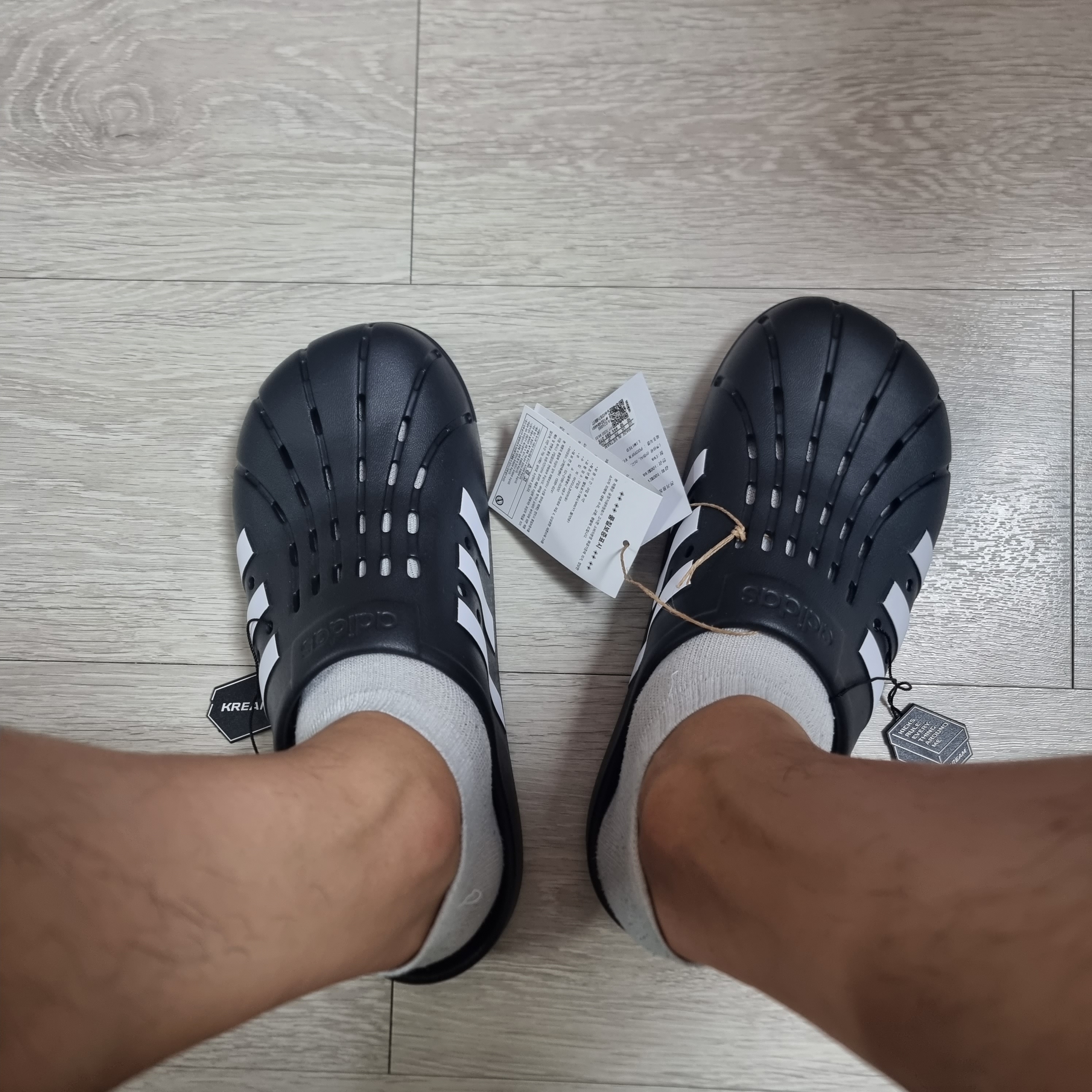 Adidas Adilette Clog Black White 착용 스타일