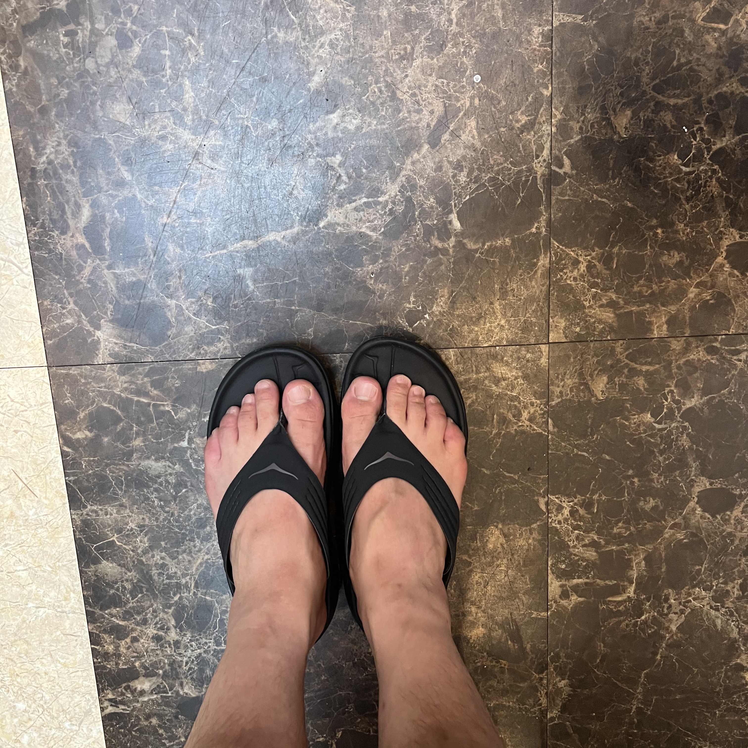 Hoka Ora Recovery Flip Black 착용 스타일