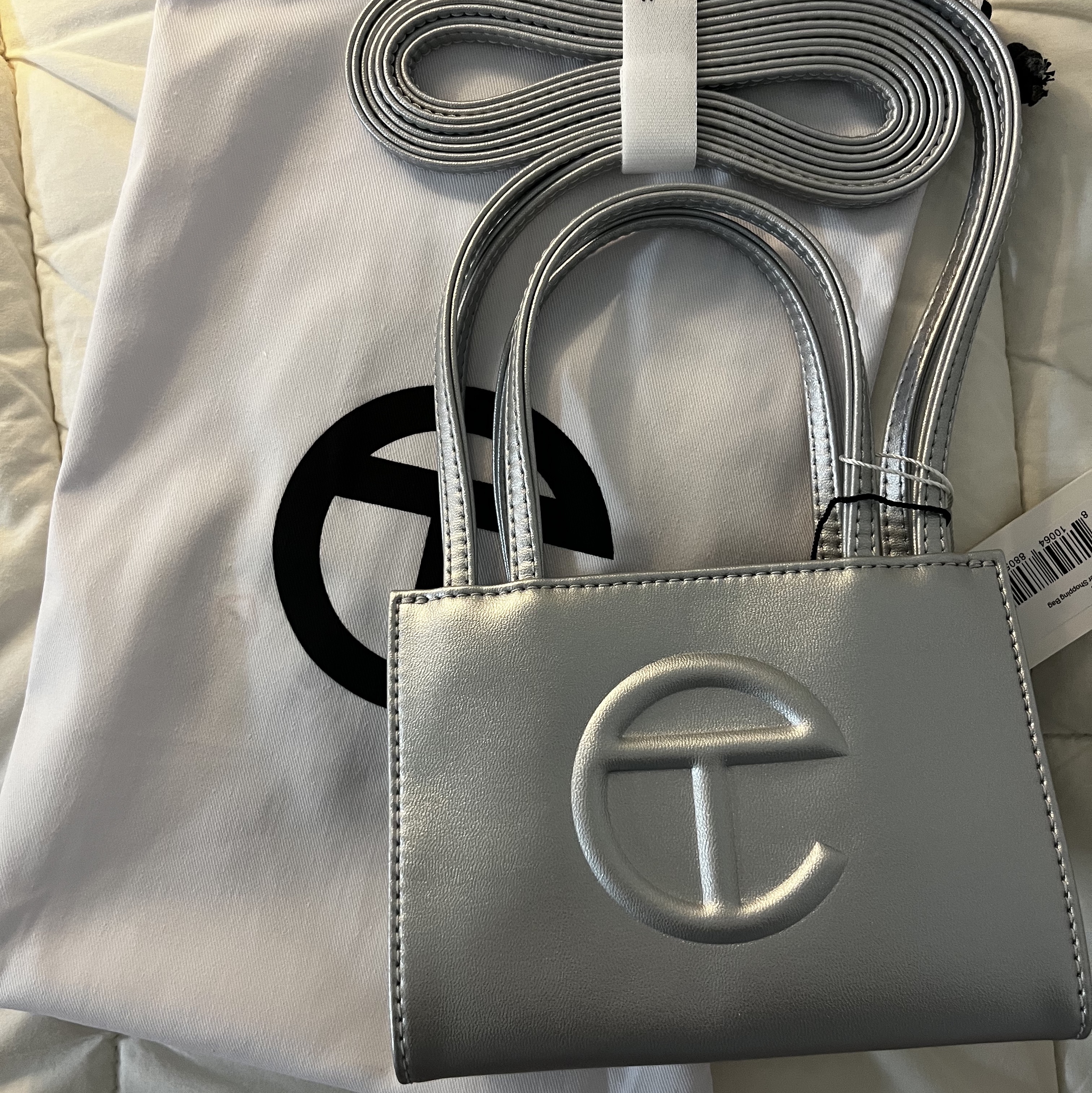 Telfar Small Shopping Bag Silver 착용 스타일 - 3