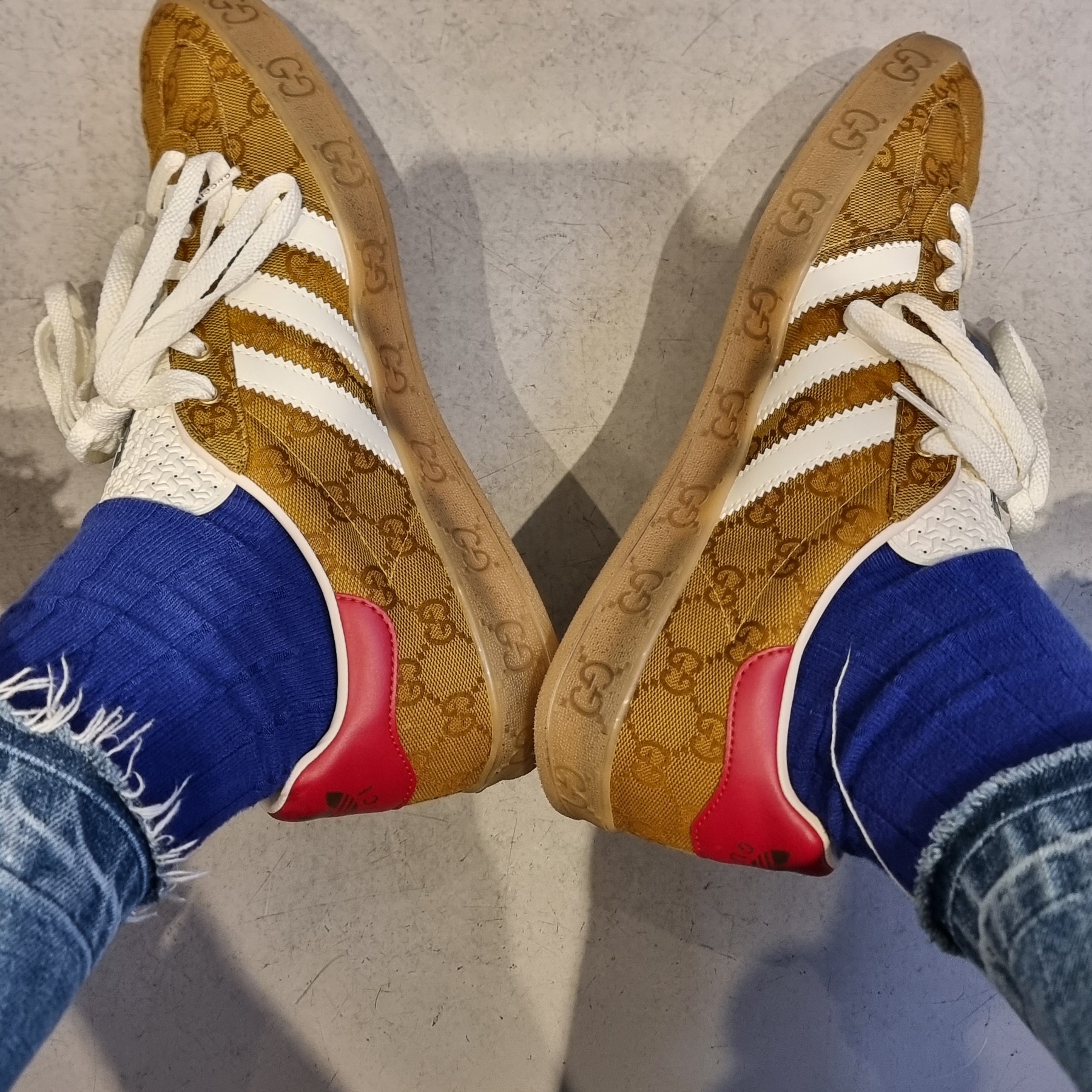 Gucci x Adidas Gazelle Sneakers Yellow White 착용 스타일 - 3