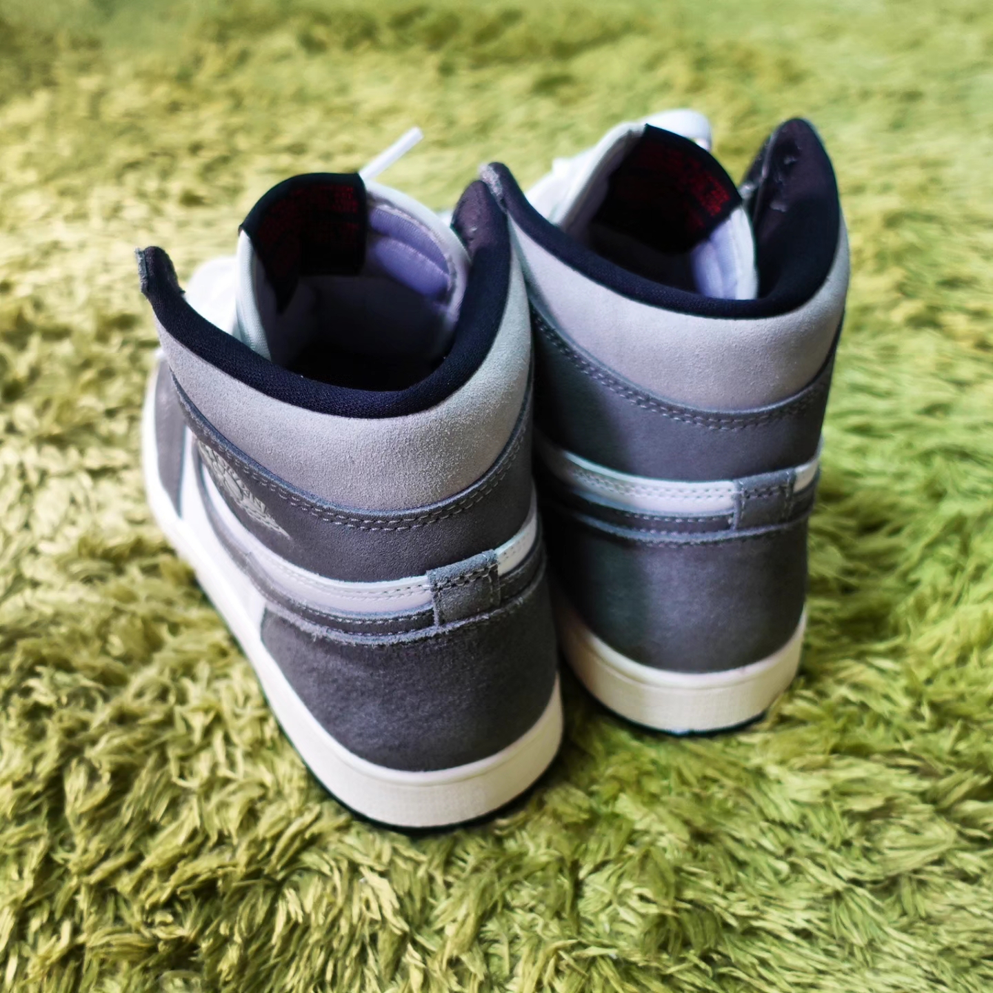 Jordan 1 Retro High OG Black and Smoke Grey 착용 스타일 - 5