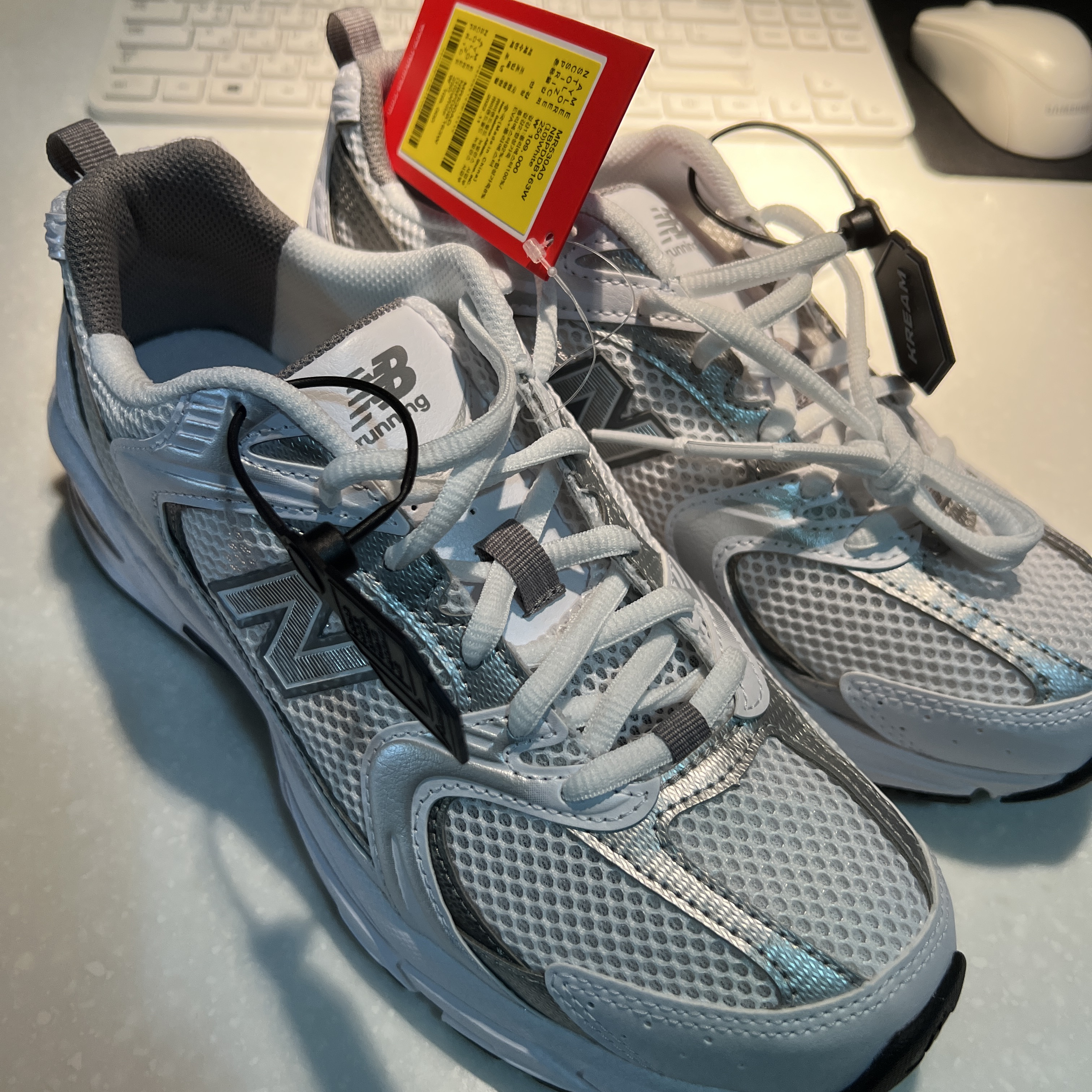 New Balance 530 White Silver 착용 스타일
