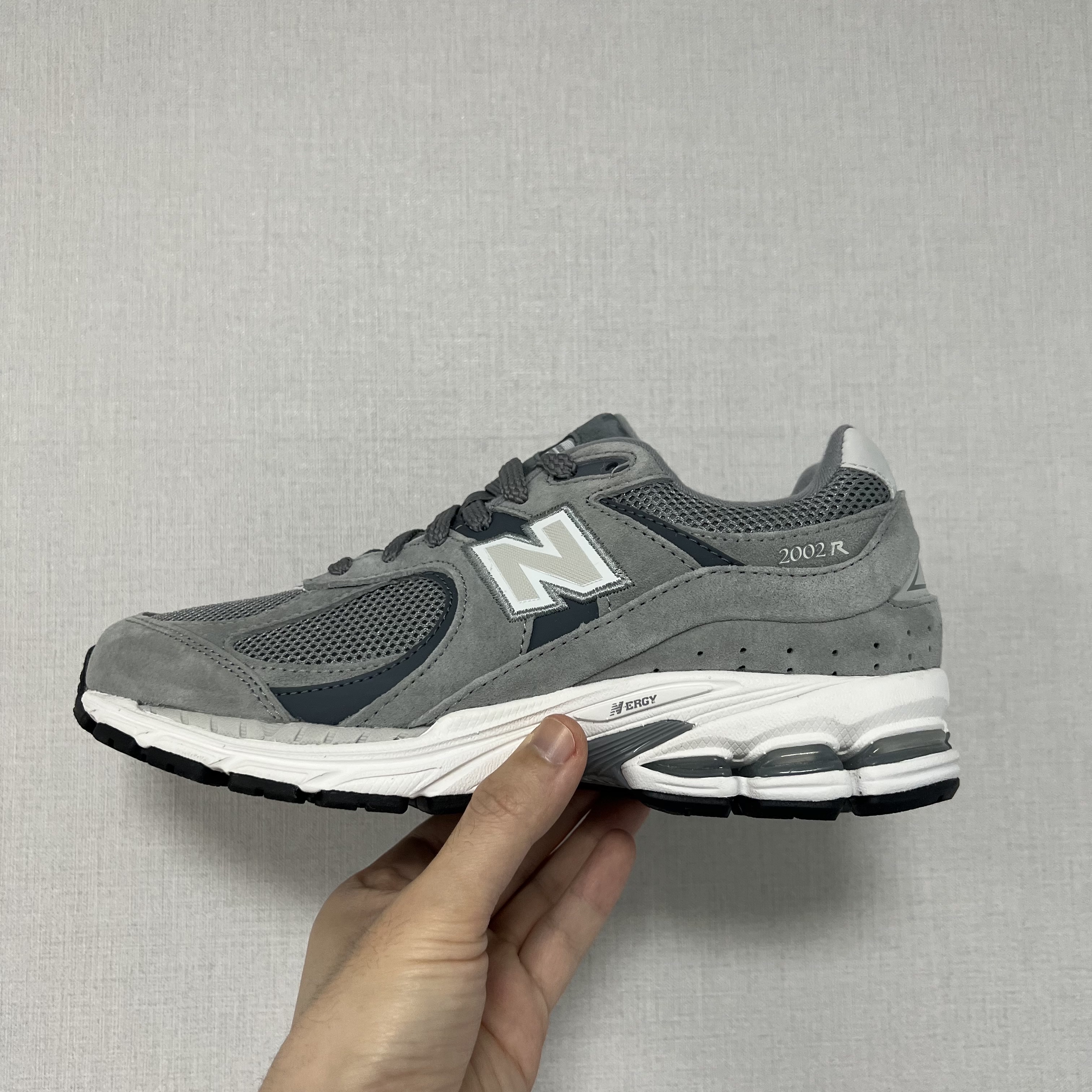 New Balance 2002R Steel Grey Orca 착용 스타일