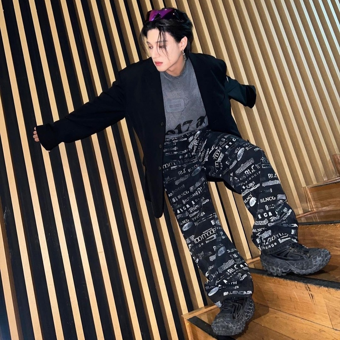 Balenciaga Skater Tailored Jacket Black, Balenciaga Defender Sneakers Black 착용 스타일 - 3