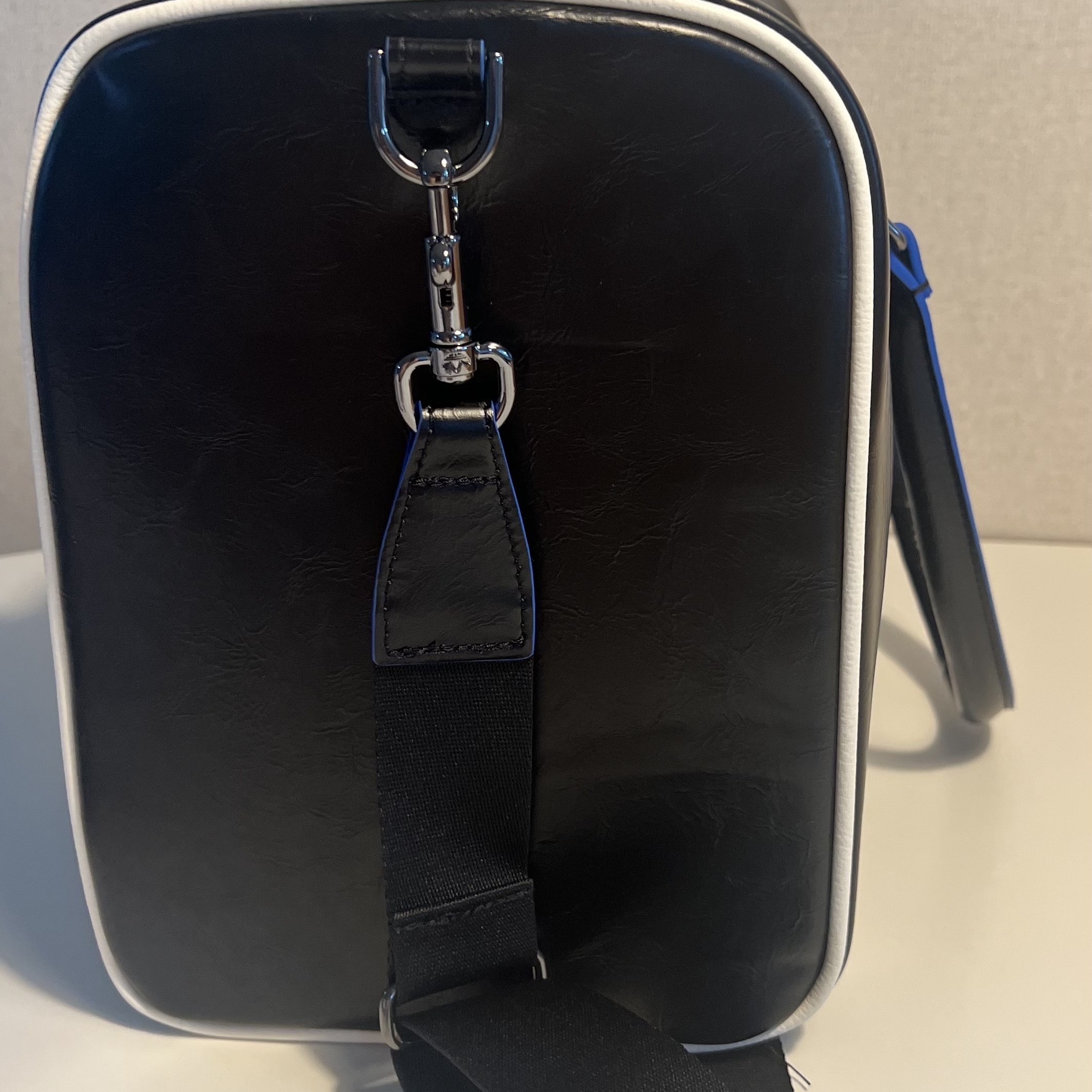 Adidas Blue Version Duffle Bag Black 착용 스타일 - 5