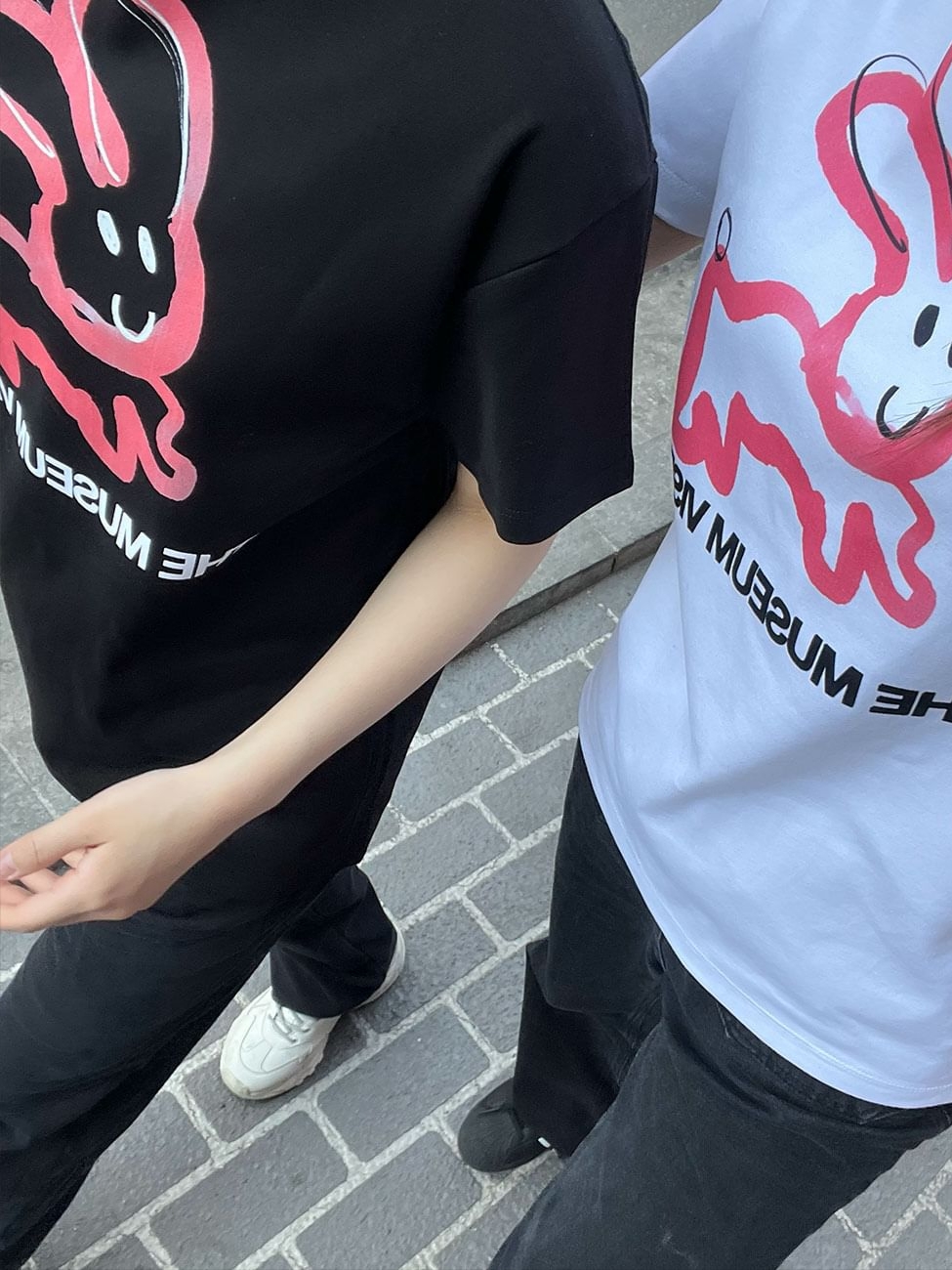 The Museum Visitor Rabbit Printed T-Shirt Black - 23PS, The Museum Visitor Rabbit Printed T-Shirt White - 23PS 착용 스타일 - 1