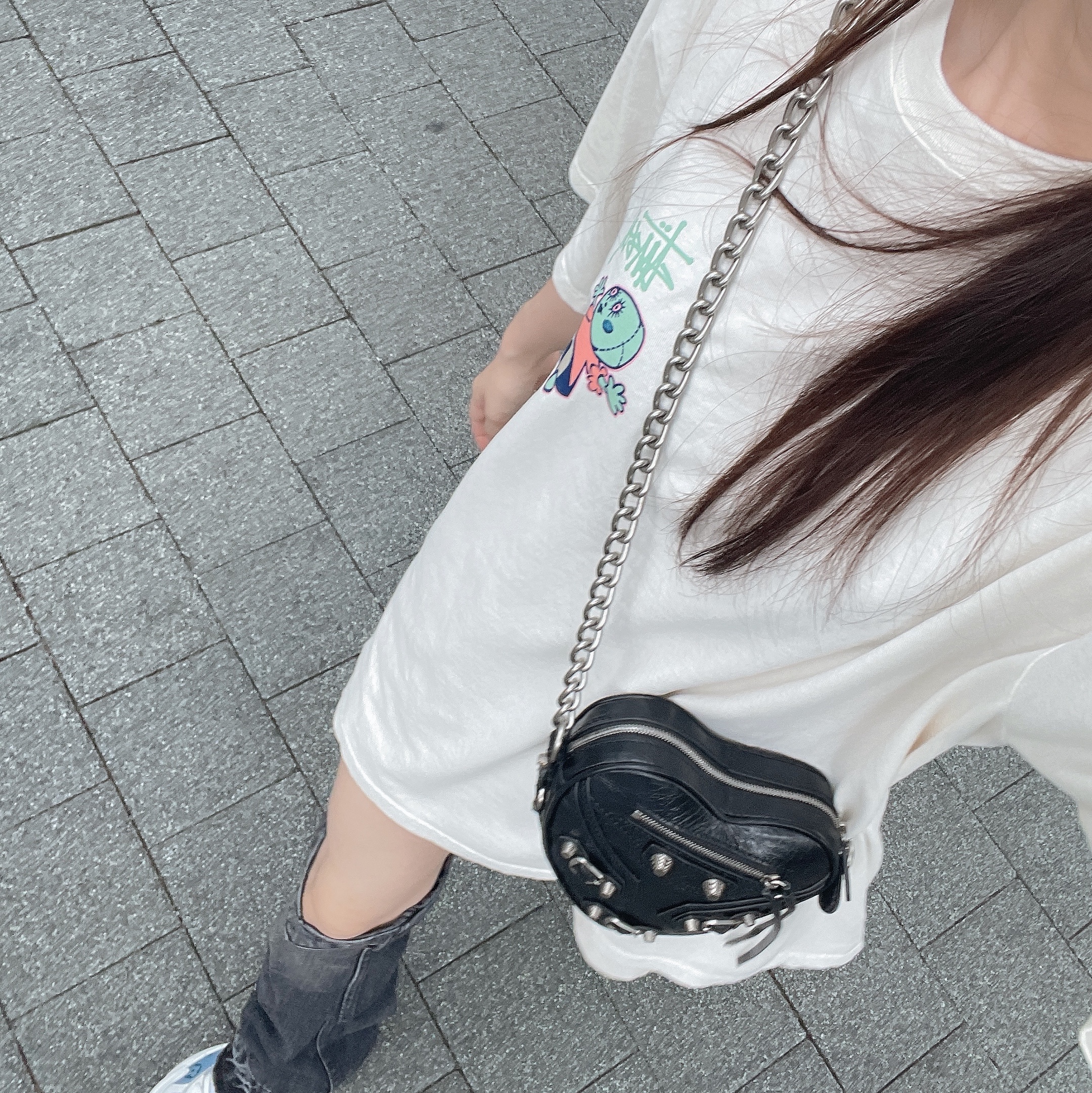Stussy Dollie Pigment Dyed T-Shirt Natural, Balenciaga Arena Lambskin Aged Silver Hardware Le Cagole Mini Heart Bag Black 착용 스타일