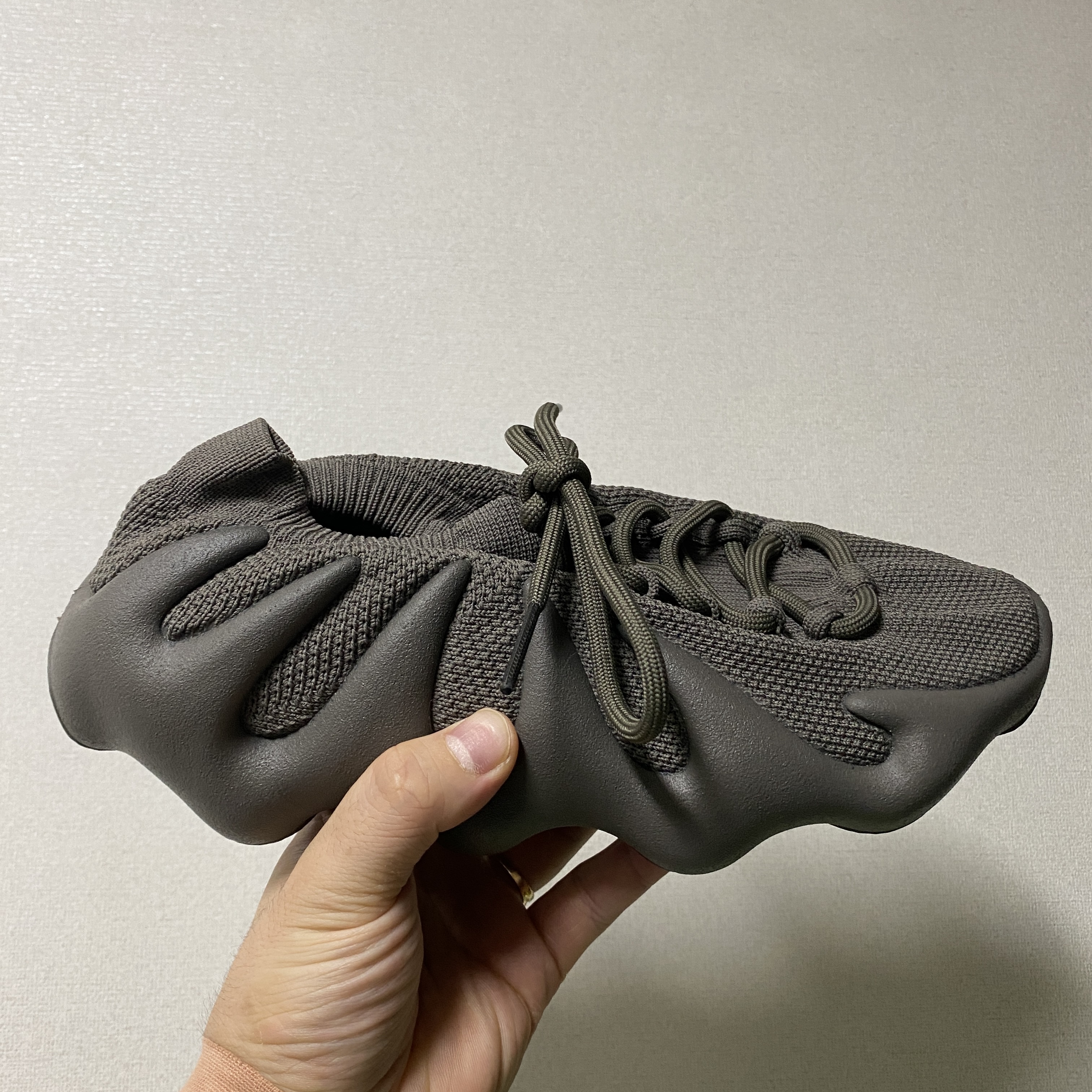 Adidas Yeezy 450 Cinder 착용 스타일