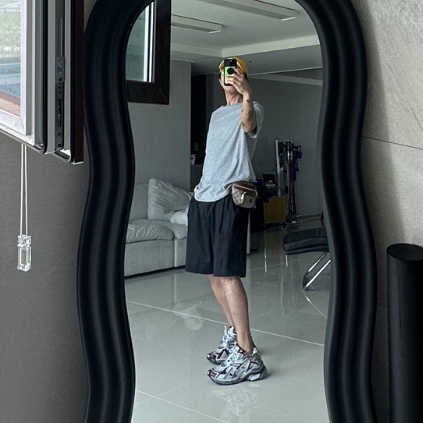 Balenciaga Runner Sneakers Grey Burgundy 착용 스타일 - 2