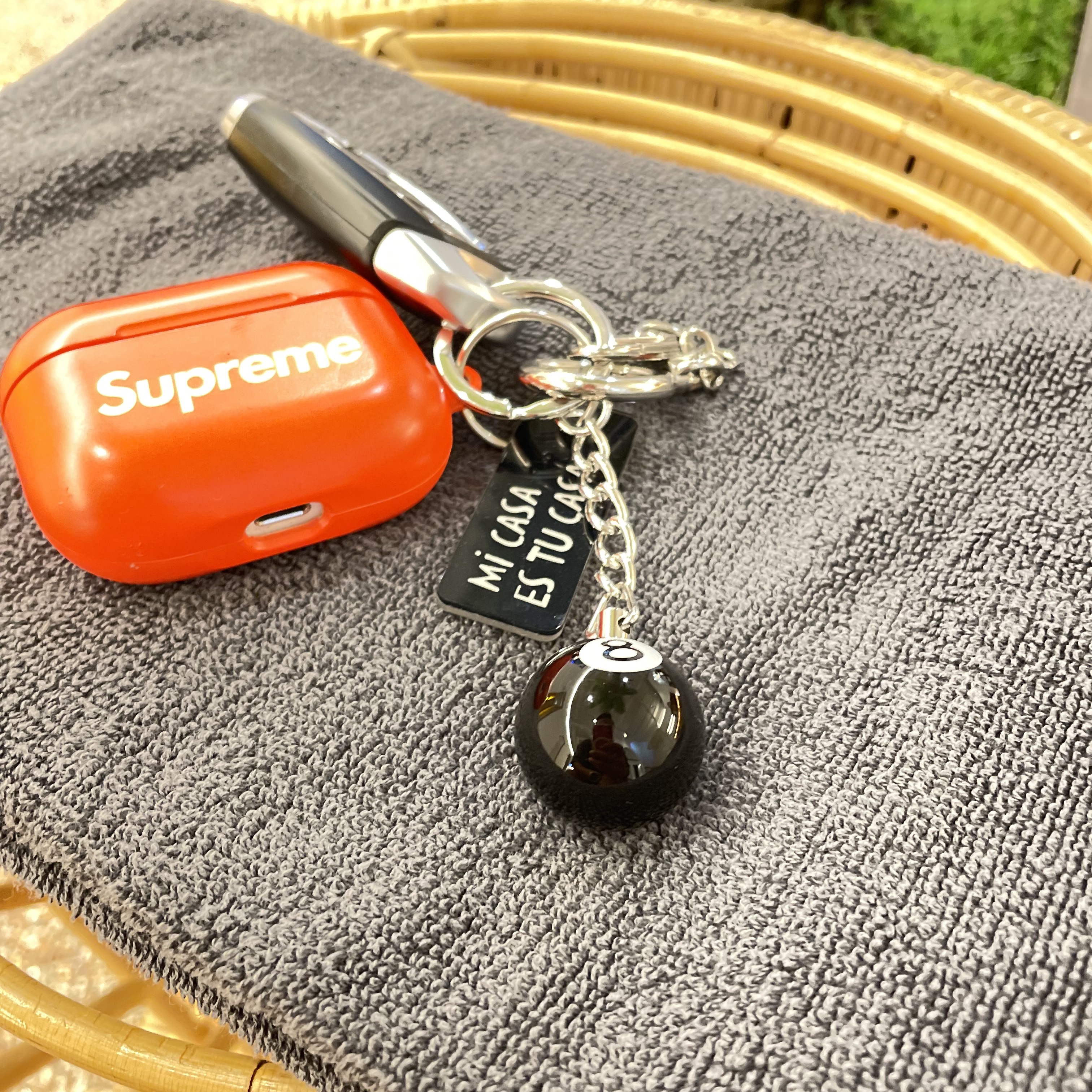 Stussy 8 Ball Keychain Black 착용 스타일 - 2