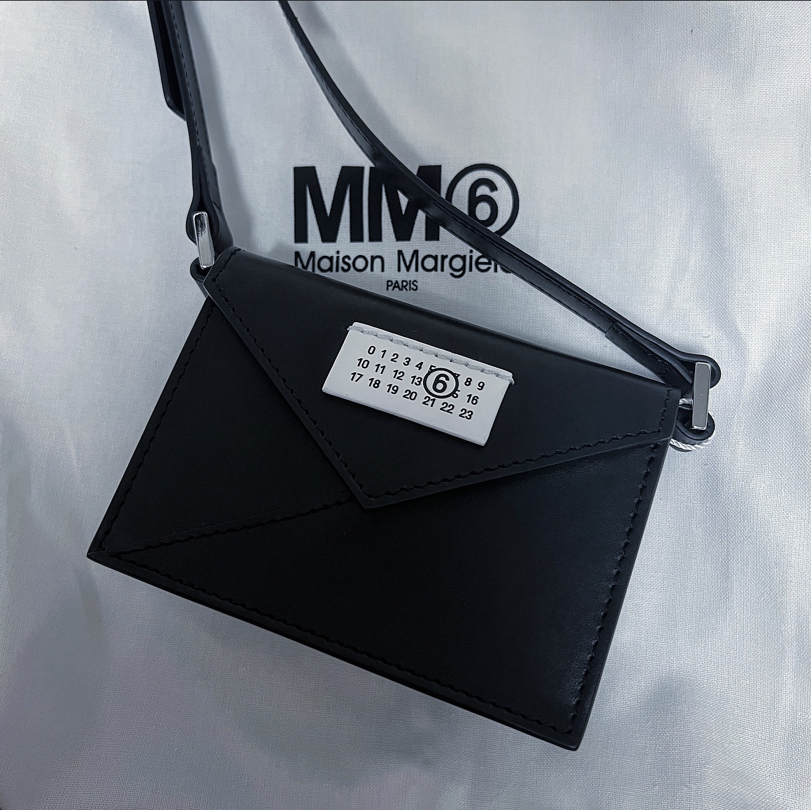 MM6 Maison Margiela Numbers Logo Mini Crossbody Bag Black, Maison Margiela Leather Bi-Fold Card Holder Black 착용 스타일