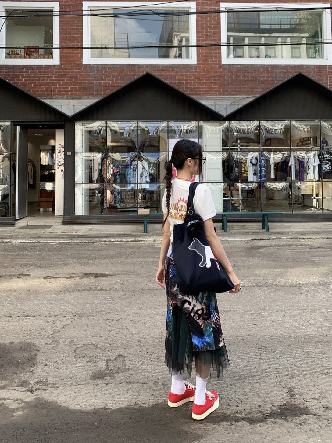 Maison Kitsune Tricolor Fox Tote Bag Navy 착용 스타일 - 1