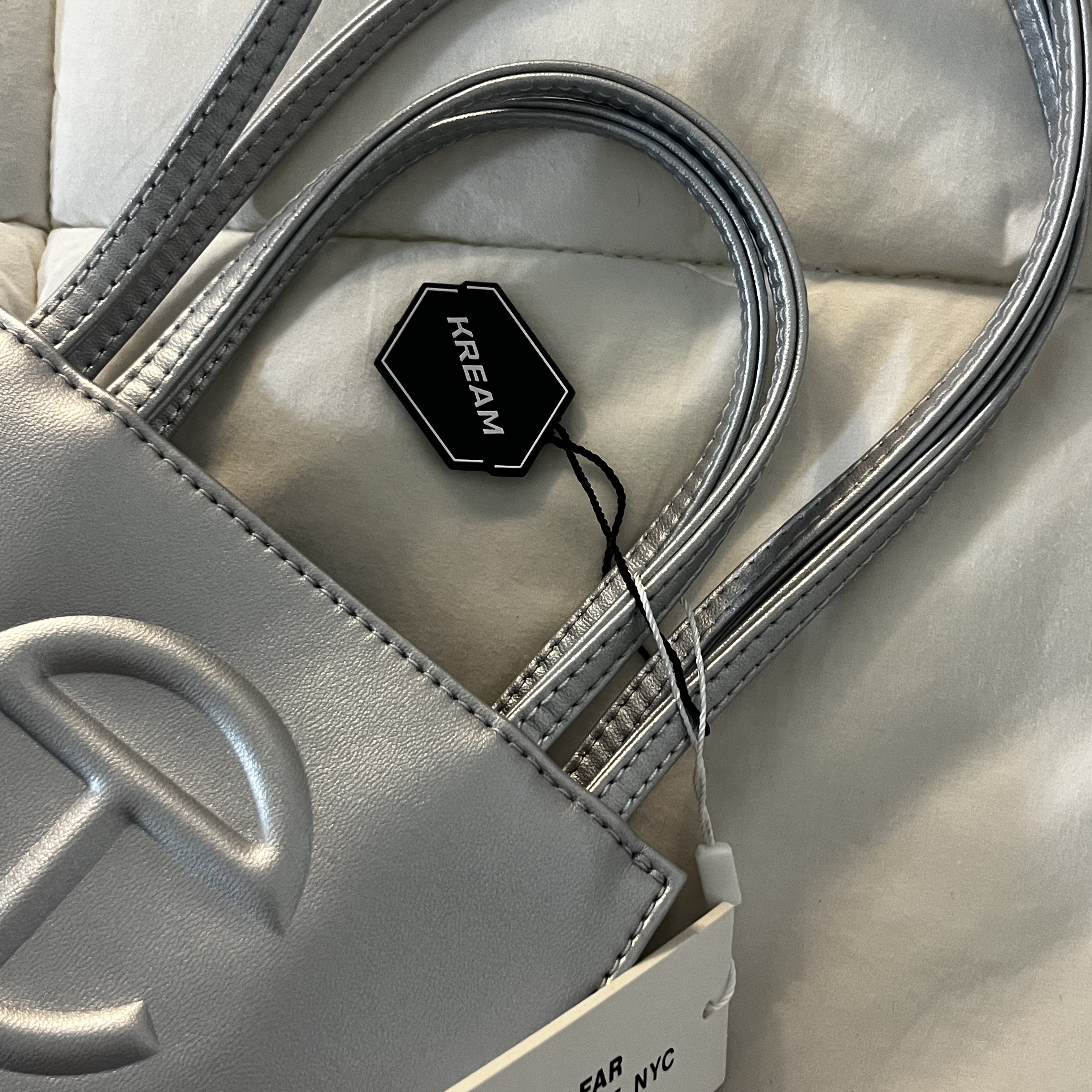 Telfar Small Shopping Bag Silver 착용 스타일 - 1