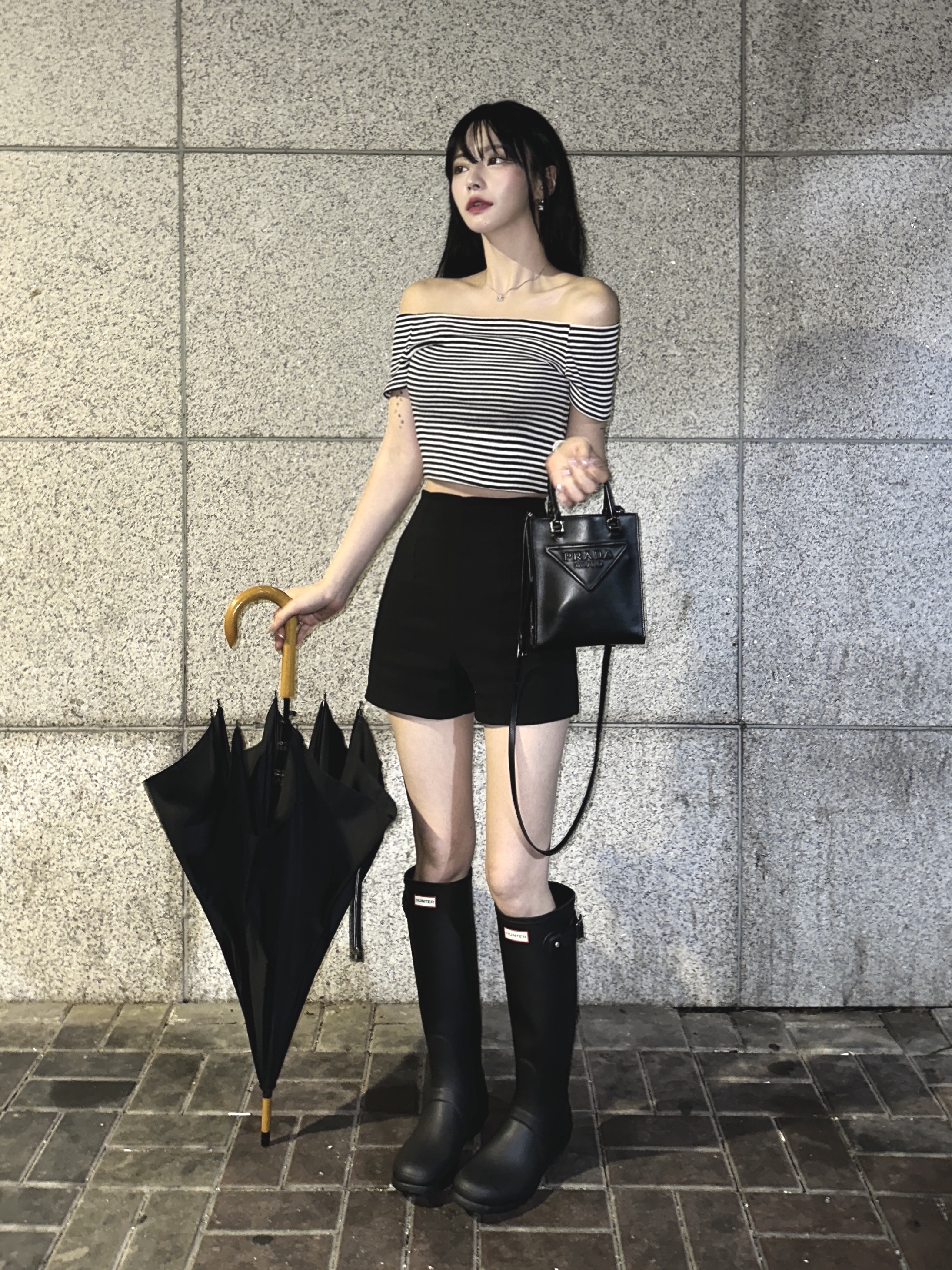 (W) Hunter Original Tall Rain Boots Black 착용 스타일 - 1