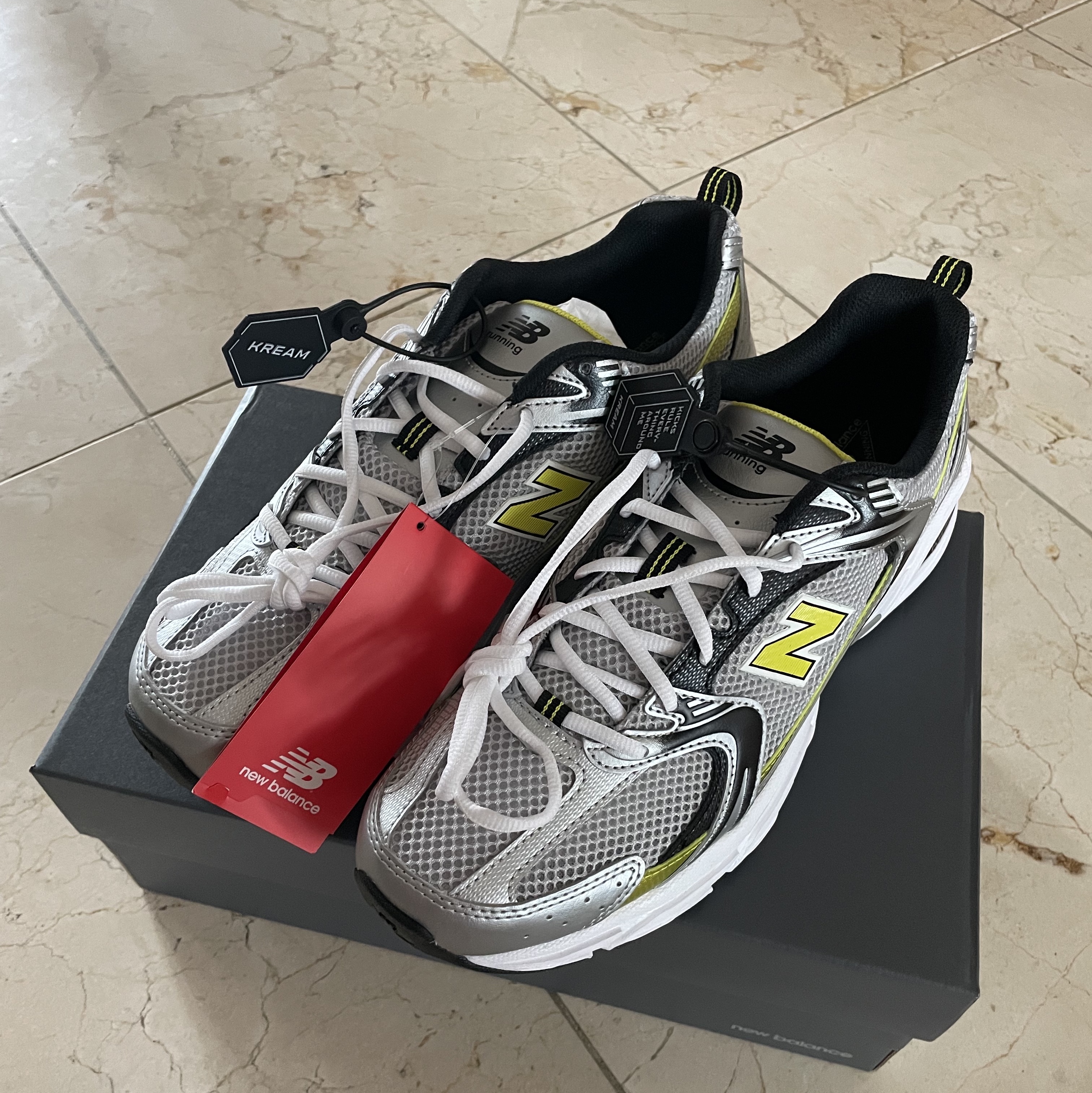 New Balance 530 Silver 착용 스타일