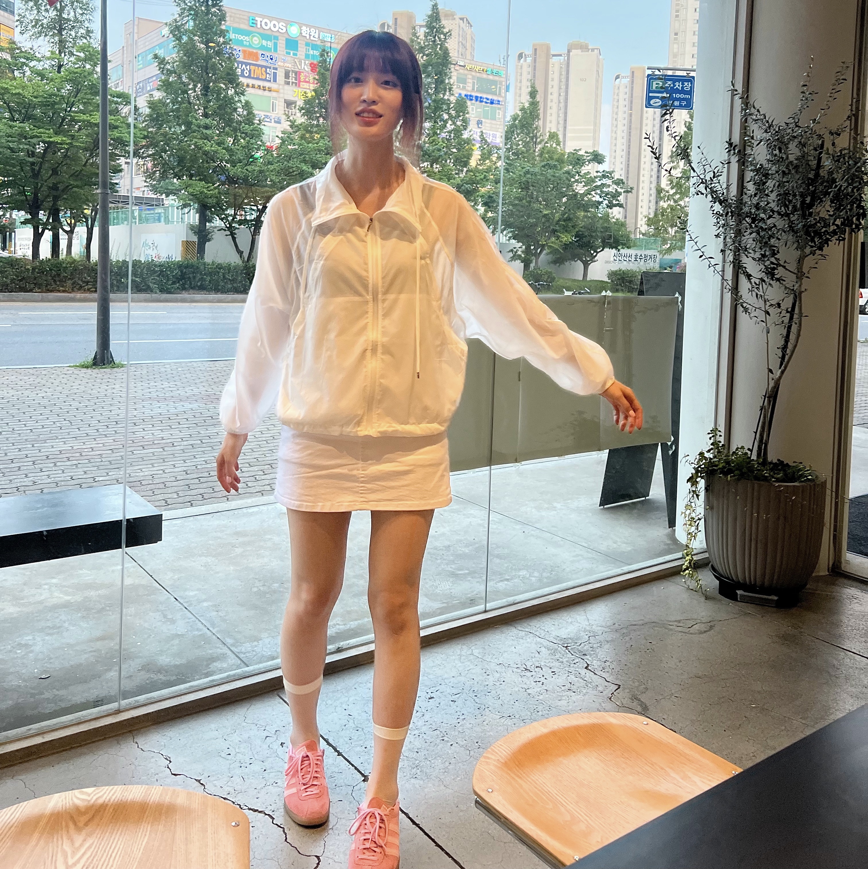 Adidas Bermuda Glow Pink 착용 스타일 - 1