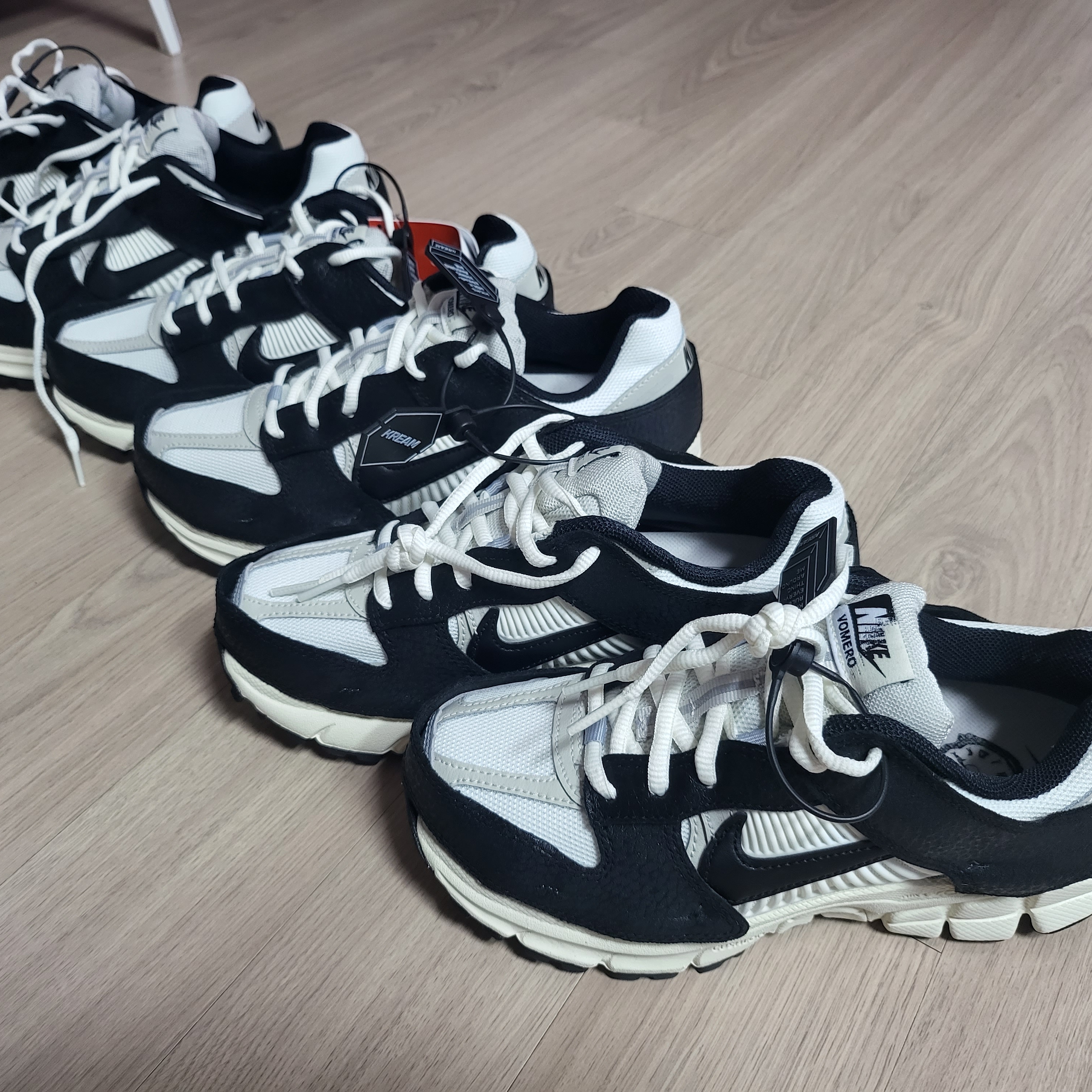 (W) Nike Zoom Vomero 5 Wolf Grey and Black 착용 스타일 - 2