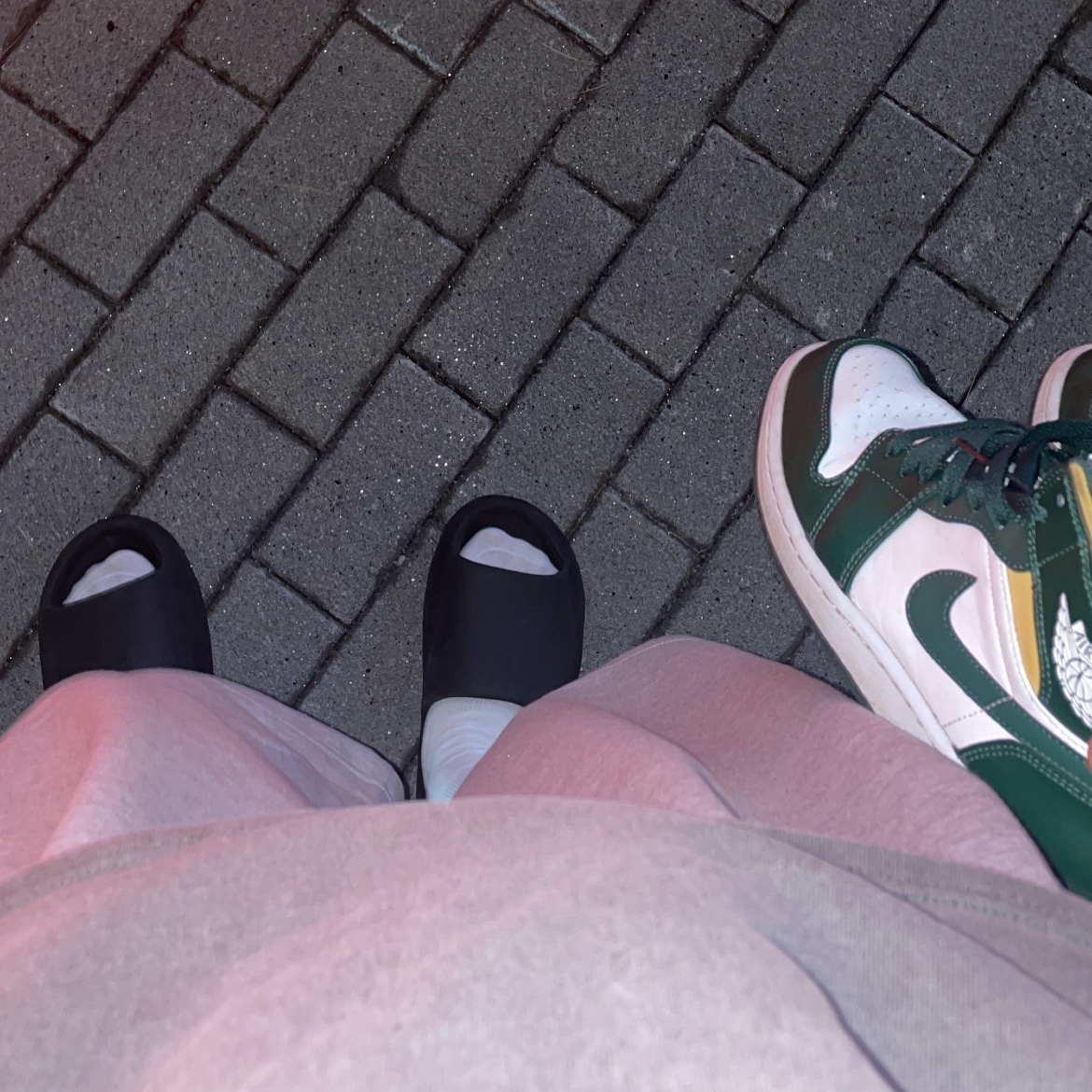 Jordan 1 Mid Sonics 2021, Adidas Yeezy Slide Onyx 착용 스타일